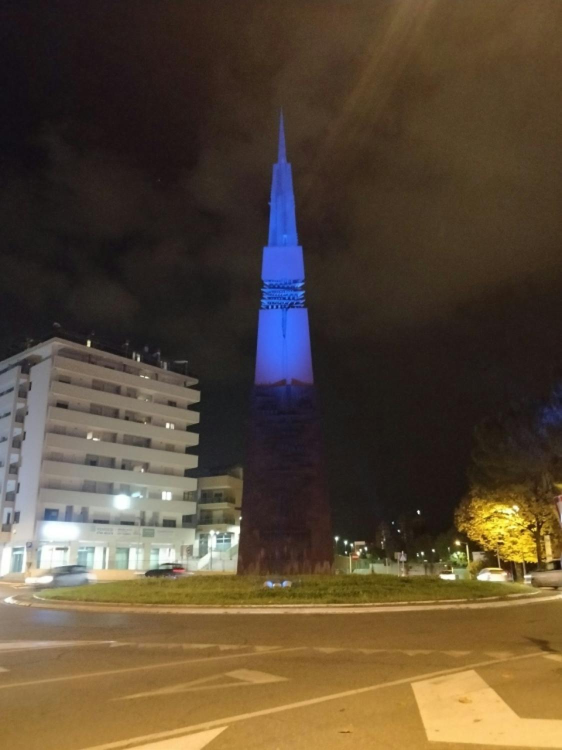 Monumento simbolo della città “Lancia di luce” di Arnaldo Pomodoro