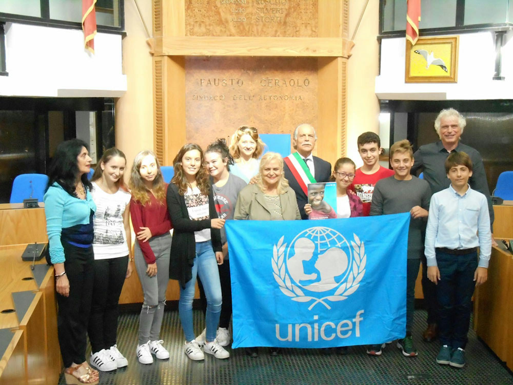 Gli alunni consegnano il Rapporto Annuale UNICEF 2016 ai Sindaci del Litorale Roma - Nord