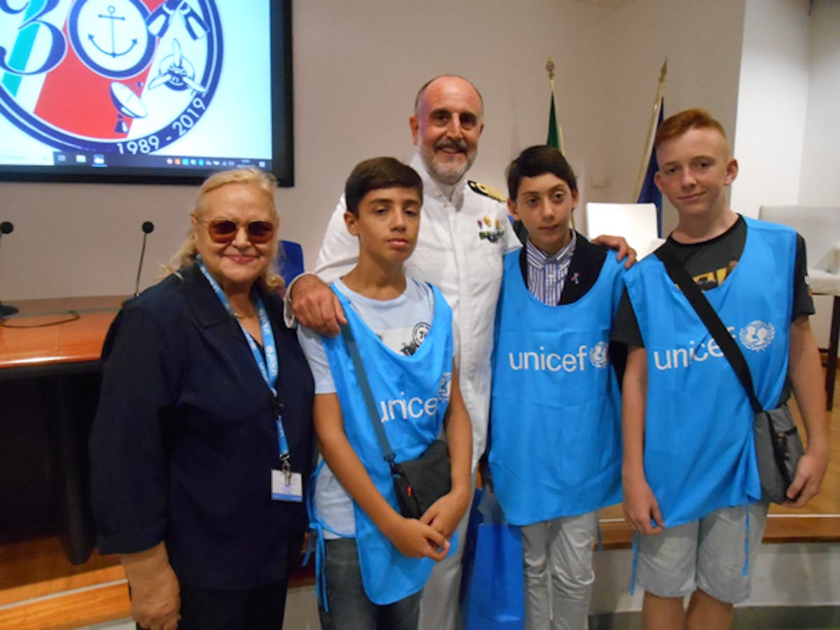 Nella foto scattata dal 1° CL Scelto NP Andrea Giattini – Segr. del Dir. Marittimo Cap. di Porto, si vede il Comandante della Capitaneria Vincenzo Leone con la delegazione del Gruppo Zonale UNICEF di Civitavecchia e lit. Roma Nord 