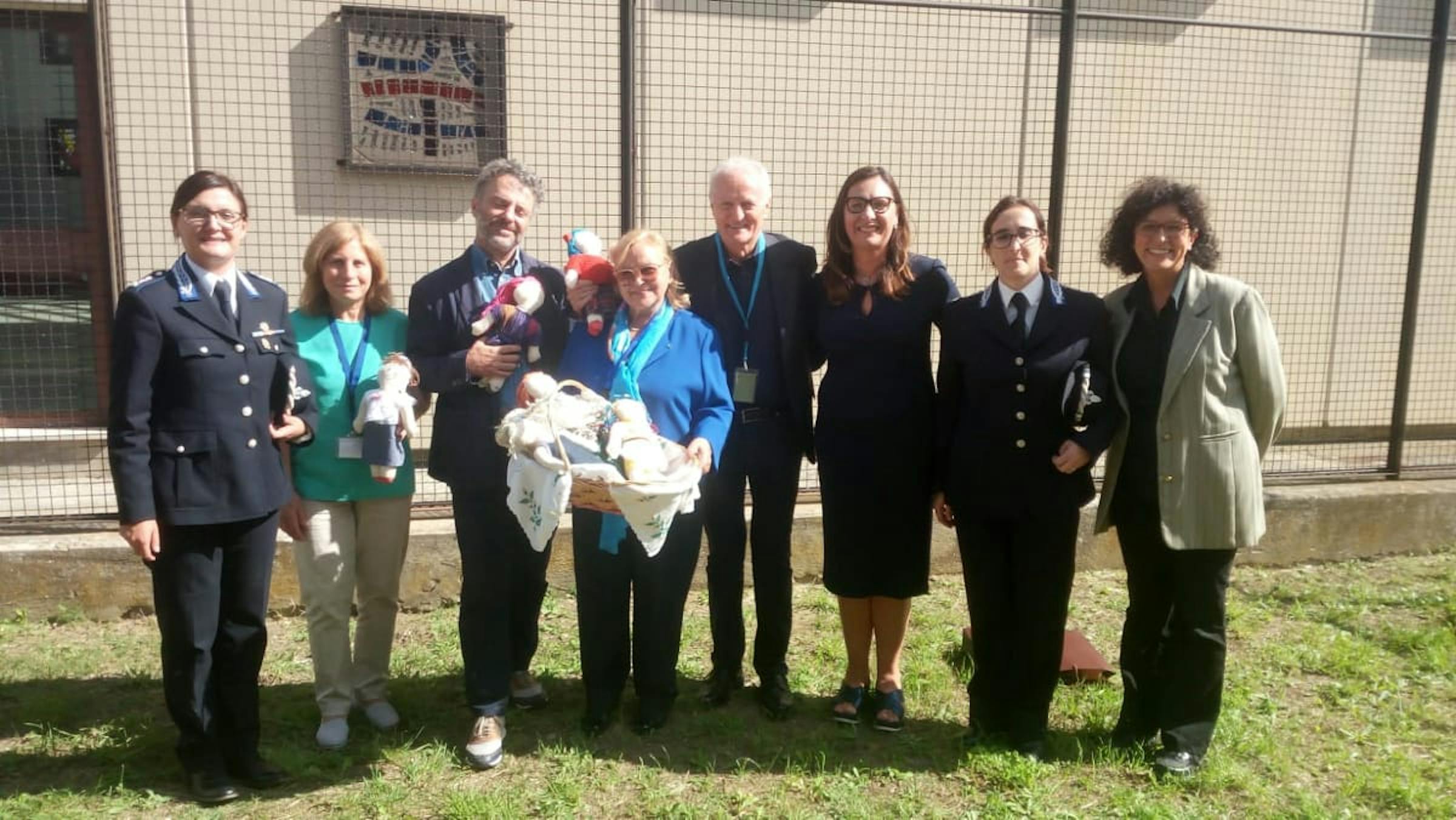 Patrizia Bravetti Direttrice, Giovanna Calenzo Comandante, Luisa Mainenti Vice Comandante, Alessia Cipolla Dott.ssa Capo area  pedagogica, Paolo Maddoni Dott. Educatore e la volontaria che ha seguito  le detenute per il corso di cucito 