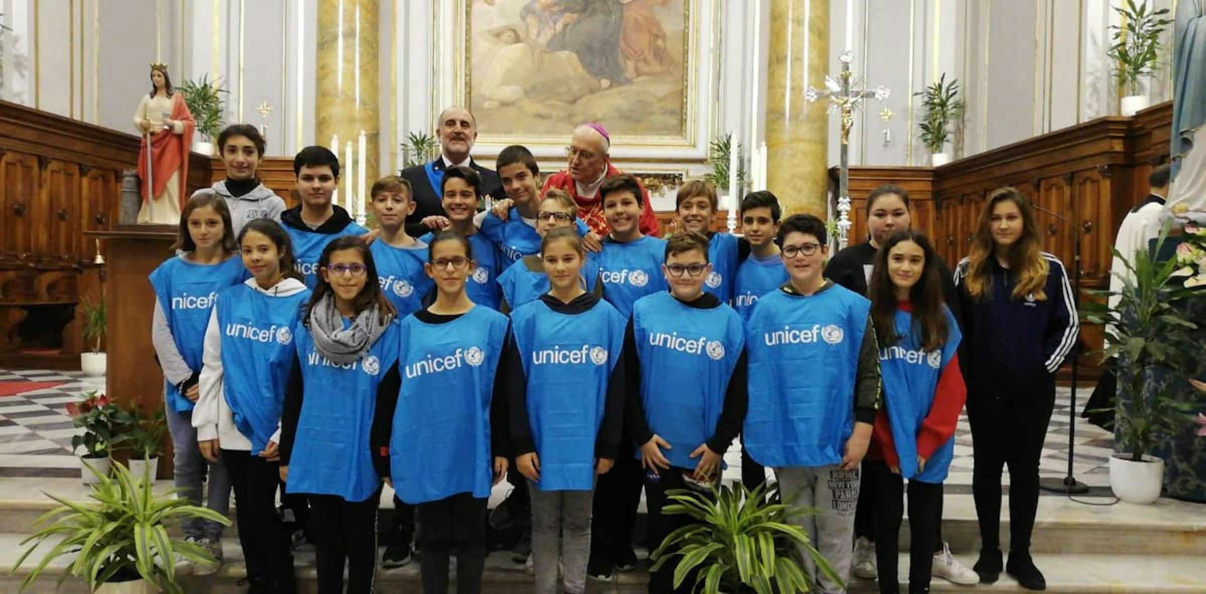 Gli alunni scuola Media Manzi con il Vescovo Luigi Marrucci  e con il Cap. di Vascello  Vincenzo LEONE Guardia Costiera Cap. di Porto di Civitavecchia