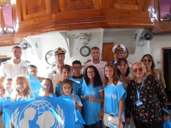 L'equipaggio dell'Amerigo Vespucci con i bambini dell'UNICEF