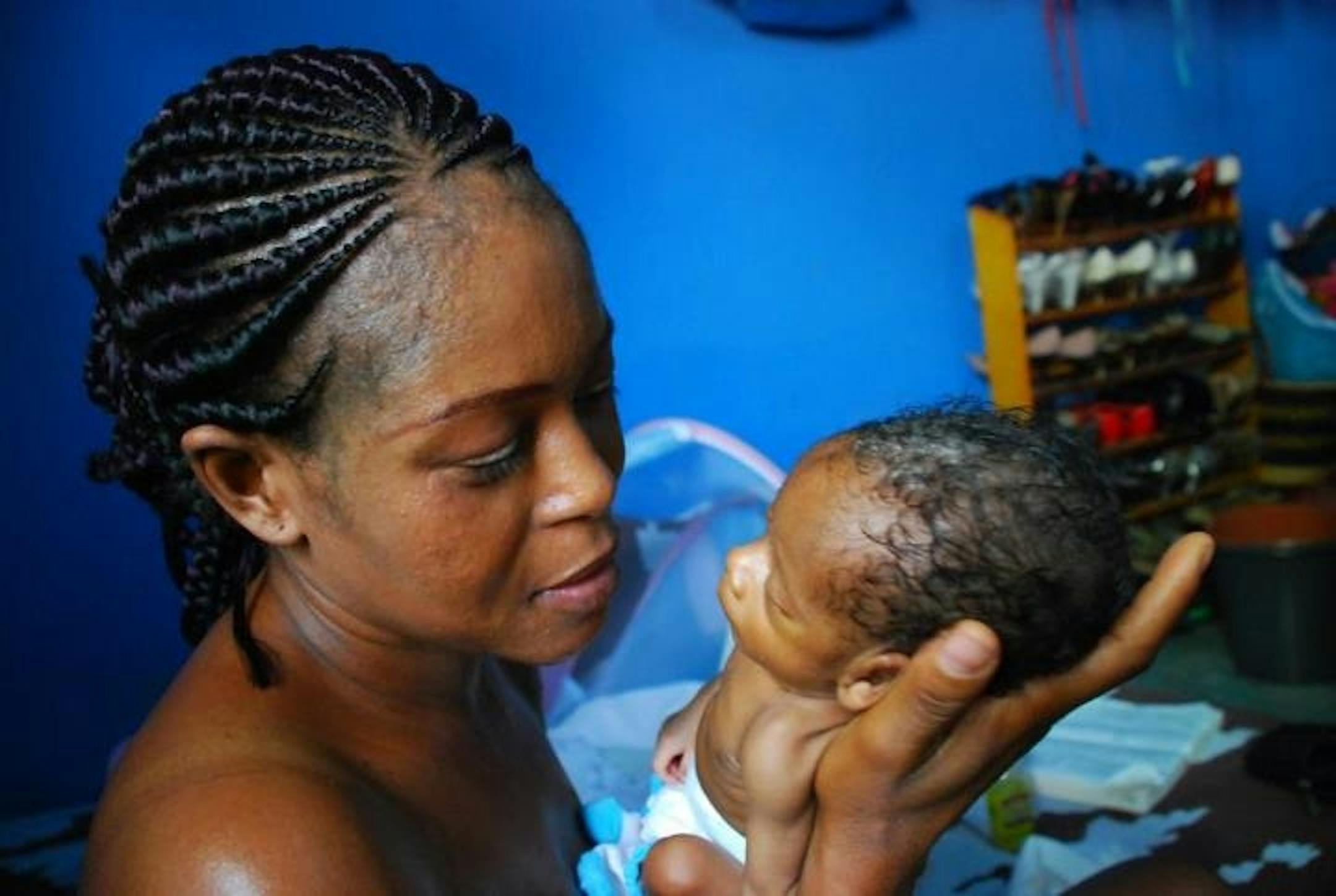 Lydia e il piccolo Awintirim - ©UNICEF Ghana/2012/Madeleine Logan