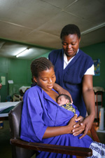 Una mamma-canguro con il suo piccolo nato prematuro in un ospedale di Mangochi, in Malawi - ©UNICEF Malawi/2009-0050/G.Pirozzi