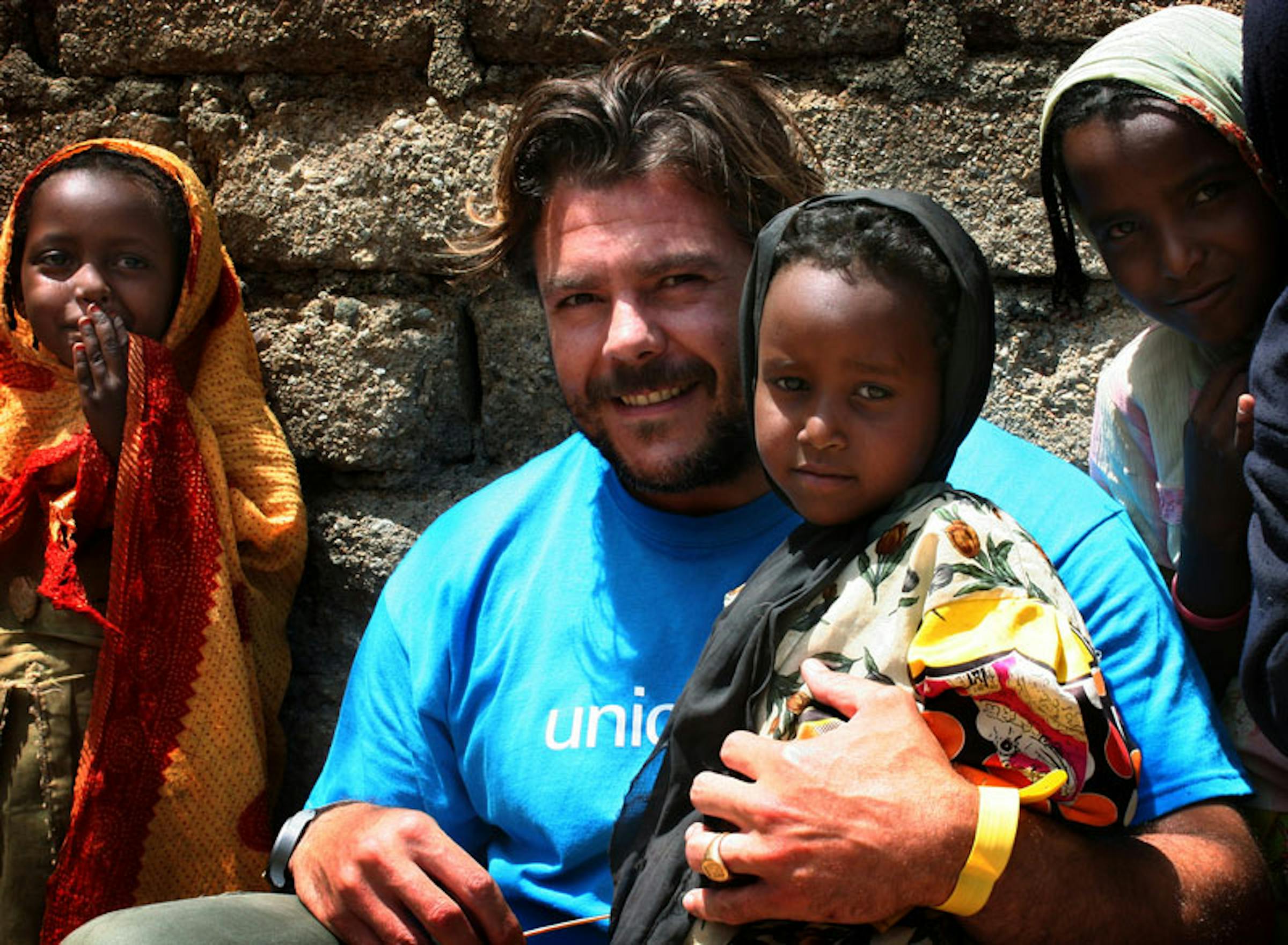 Andrea Lo Cicero, leggendario pilone della Nazionale azzurra di rugby, con un bambino durante la sua recente missione con l'UNICEF in Eritrea - ©UNICEF Italia/2013/Chiara Curto