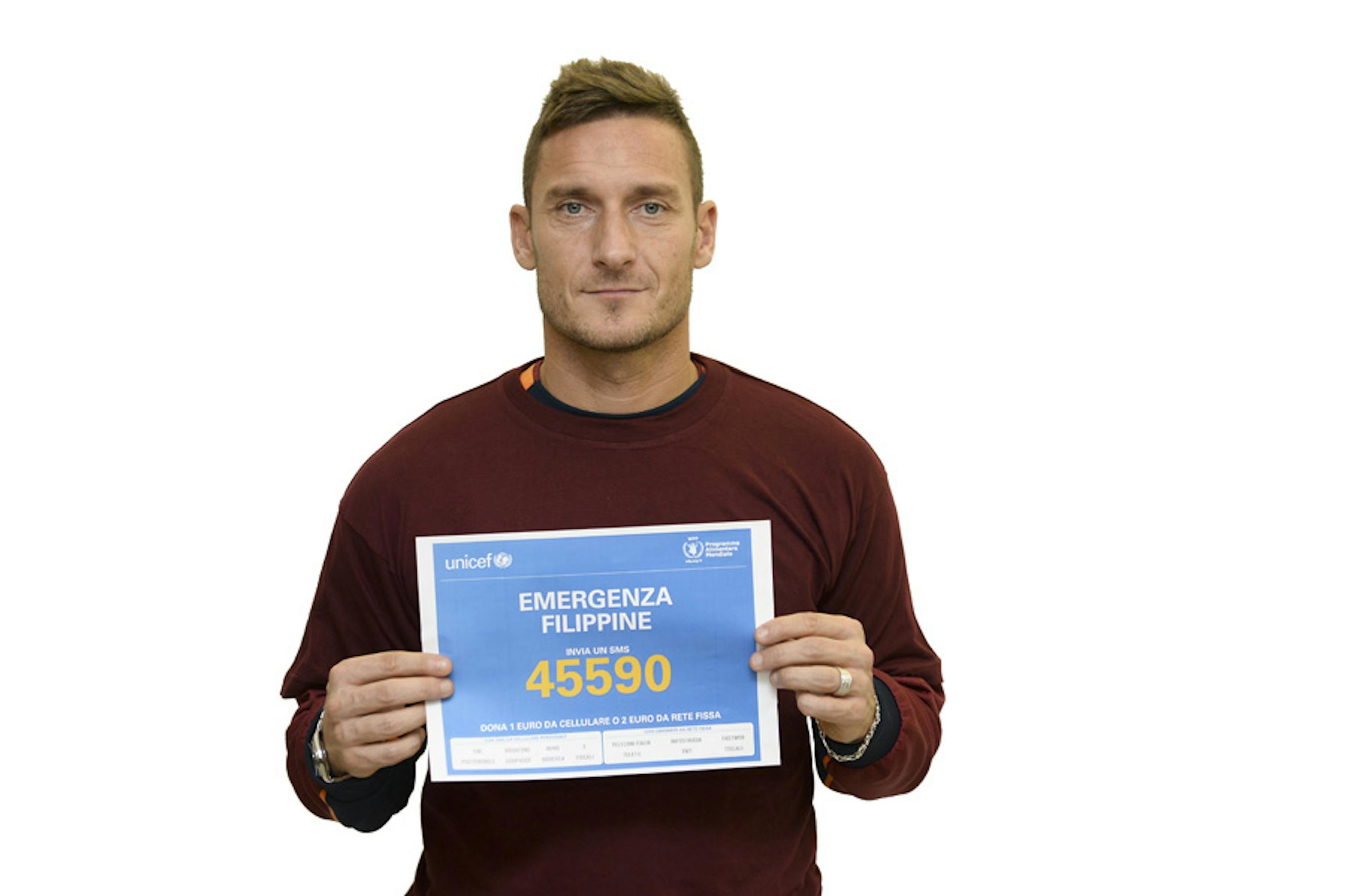 Francesco Totti con il numero solidale di UNICEF e WFP per le Filippine 