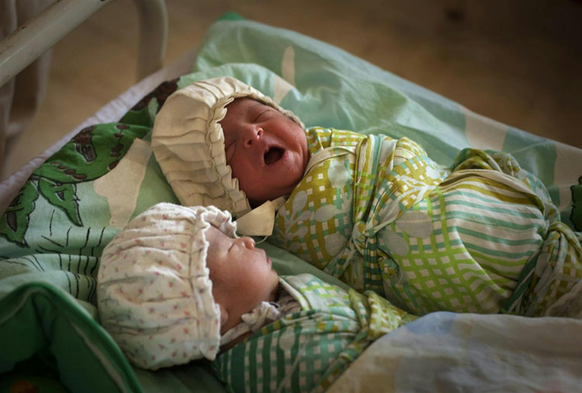 Due neonati in culla nell'ospedale di Mardan, nord-ovest del Pakistan - ©UNICEF NYHQ/2009-0586/Ramoneda