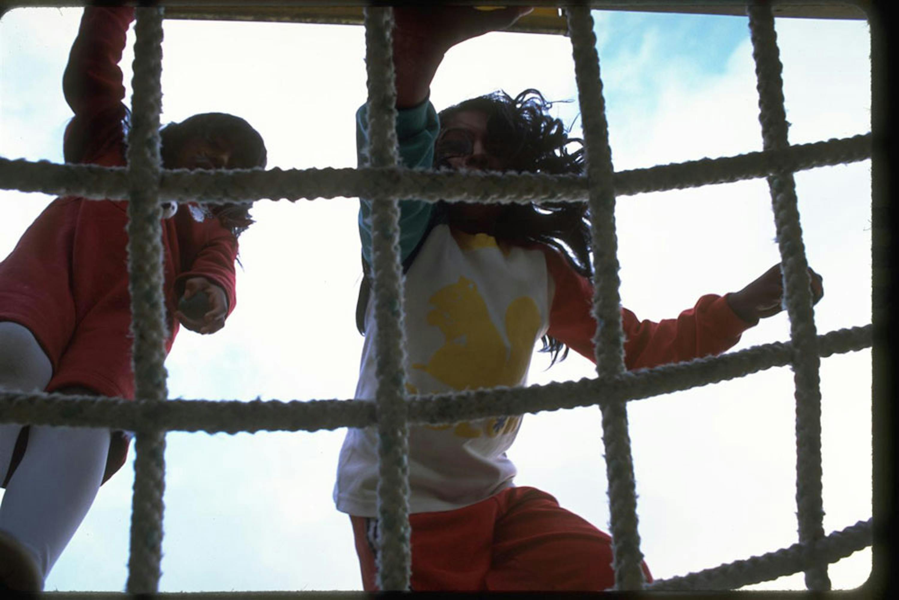 Questa bambina di 9 anni, vittima di abusi sessuali in famiglia, vive in un istituto per l'infanzia a San Lucas Sacatepéquez, in Guatemala - ©UNICEF/NYHQ2001-0591/Donna De Cesare