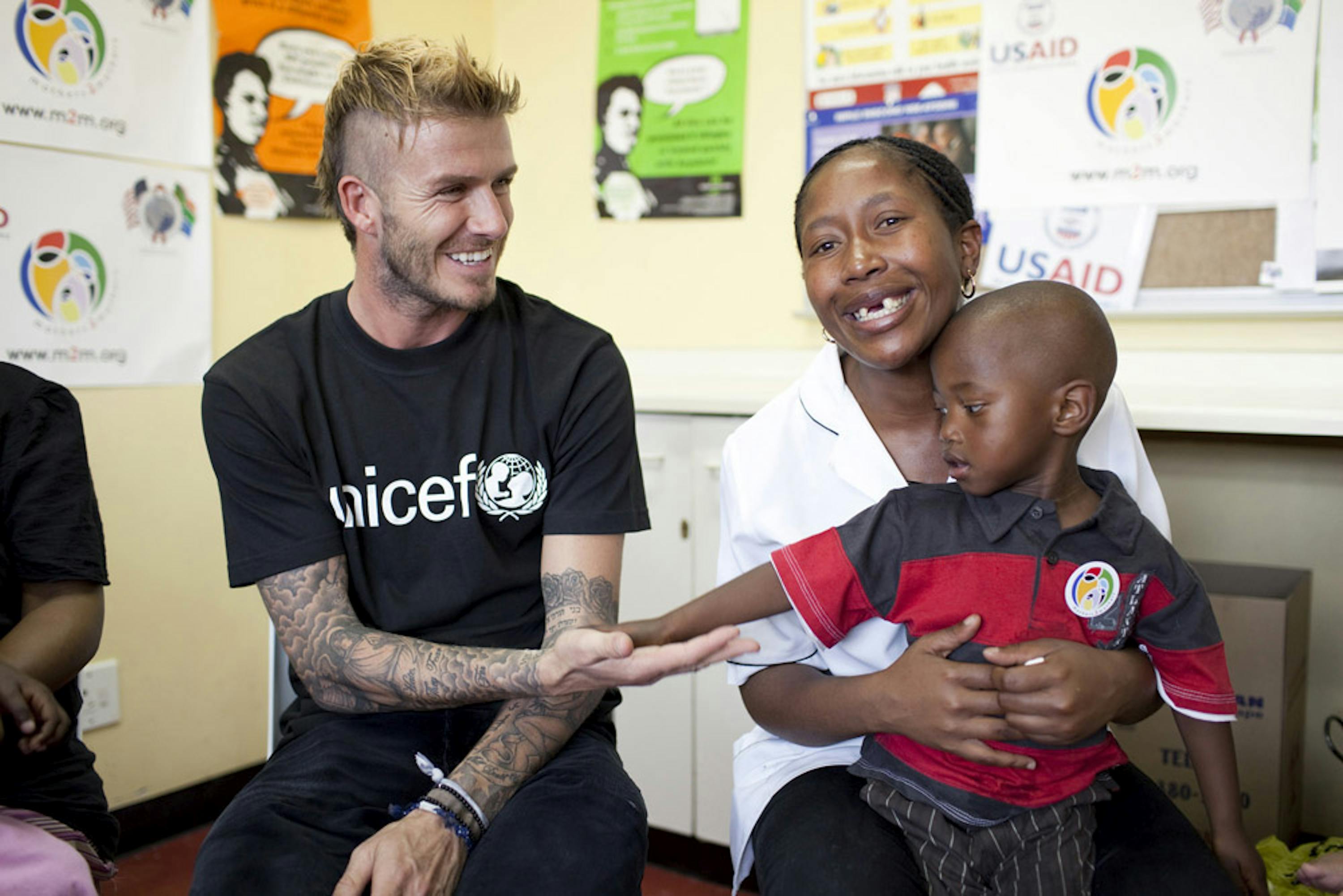 David Beckham con Tamara e il piccolo Sisiphi, nato sano grazie alla terapia preventiva finanziata dall'UNICEF