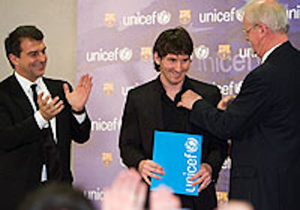 Leo Messi riceve la nomina a Goodwill Ambassador UNICEF. Accanto a lui Joan Laporta (presidente del Barcellona) e Philip O' Brien (UNICEF)