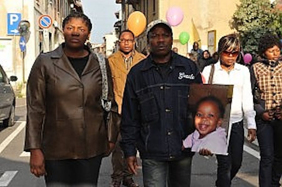 I genitori della piccola Rachel Odiase con la foto della loro bambina