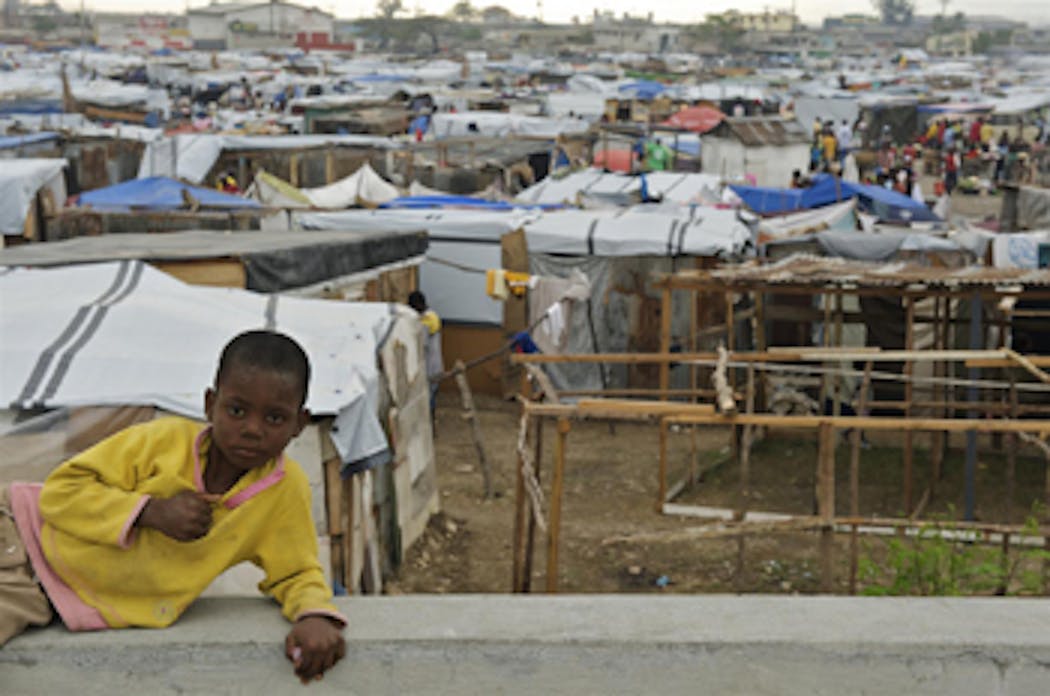 MIkenson, 9 anni, è uno dei 25mila sfollati che vivono nello stadio Jean Marie Vincent, nella capitale di Haiti - ©UNICEF/HQ2010-0246/S.Noorani