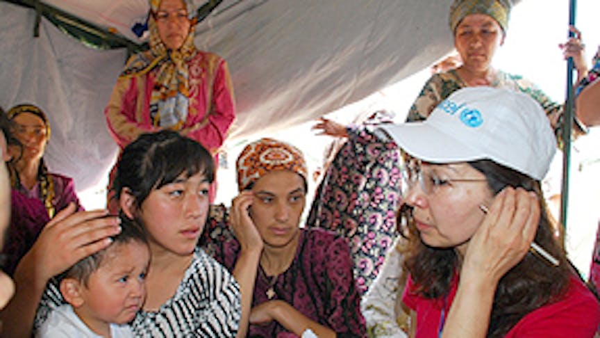 In un campo profughi nel distretto di Hujobod Uzbekistan, un operatore umanitario UNICEF ascolta come Navruza, 14 anni, sia fuggita dalla violenza scatenata in Kirghizistan - ©UNICEF Uzbekistan/2010/Toshmatov