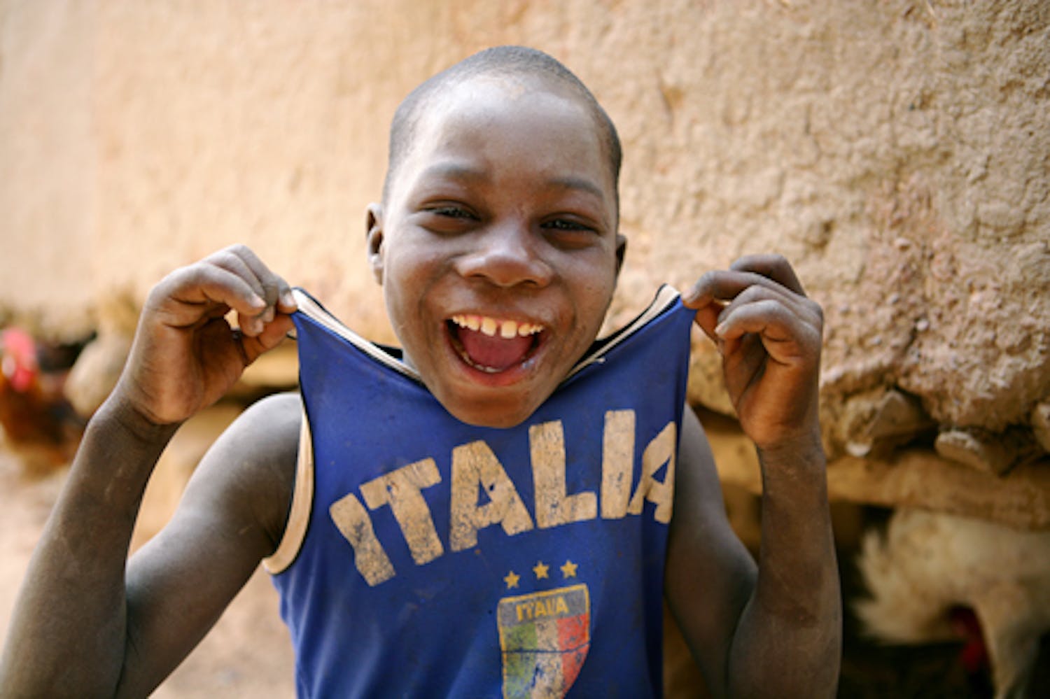 Un bambino in un villaggio nei pressi di Bandiagara (Mali) esibisce la maglietta della Nazionale italiana campione del mondo - ©UNICEF/HQ09-1918/G.Pirozzi