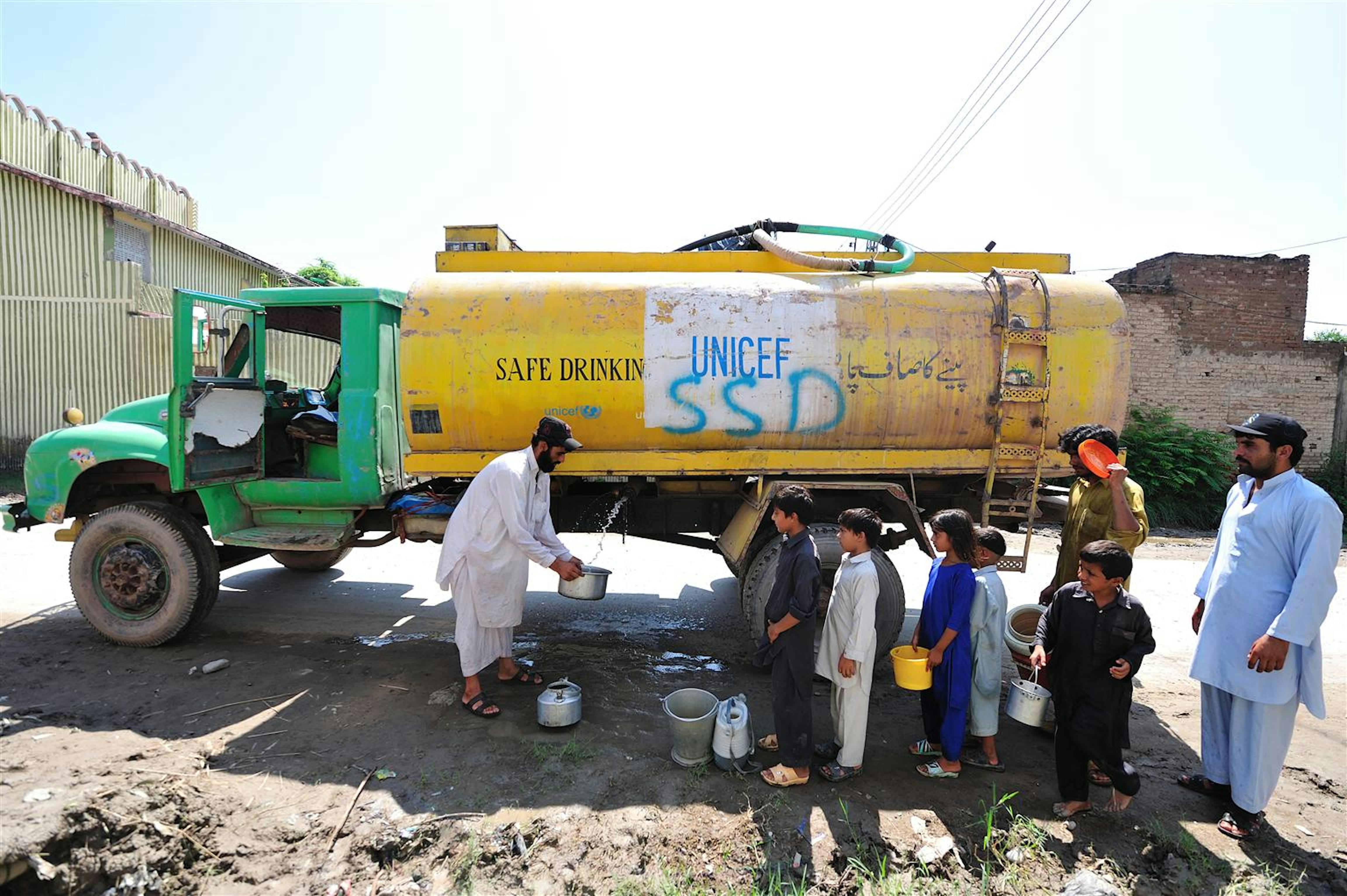 Un camion cisterna dell'UNICEF fornisce acqua potabile alla popolazione©UNICEF/NYHQ2010/1558/ZAK