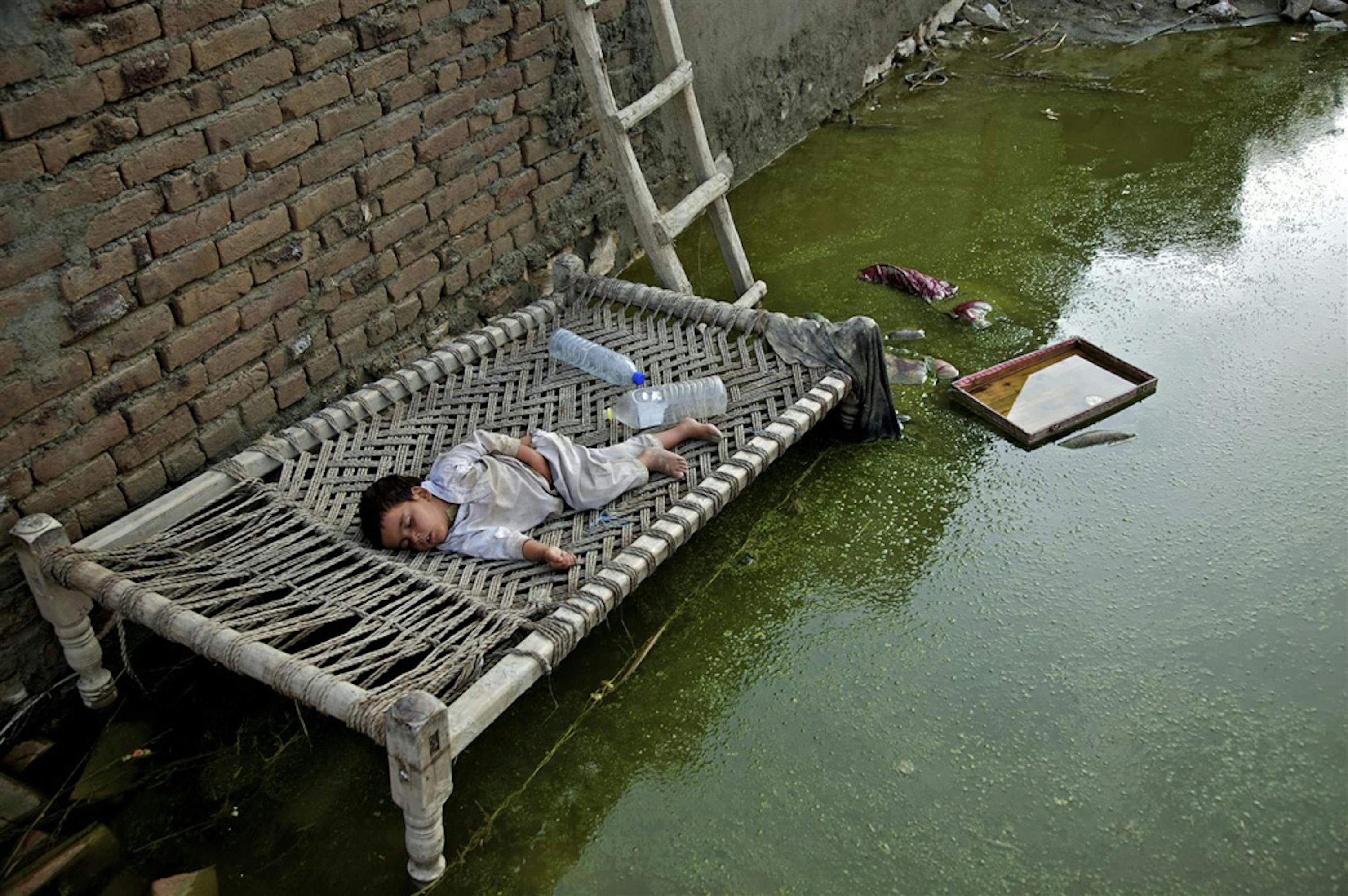 Un letto improvvisato fra le acque limacciose che hanno allagato il villaggio di Khwas Koorona, nella provincia di Kybher, una delle più devastate dalle inondazioni - ©UNICEF/NYHQ2010-1569/Zaid