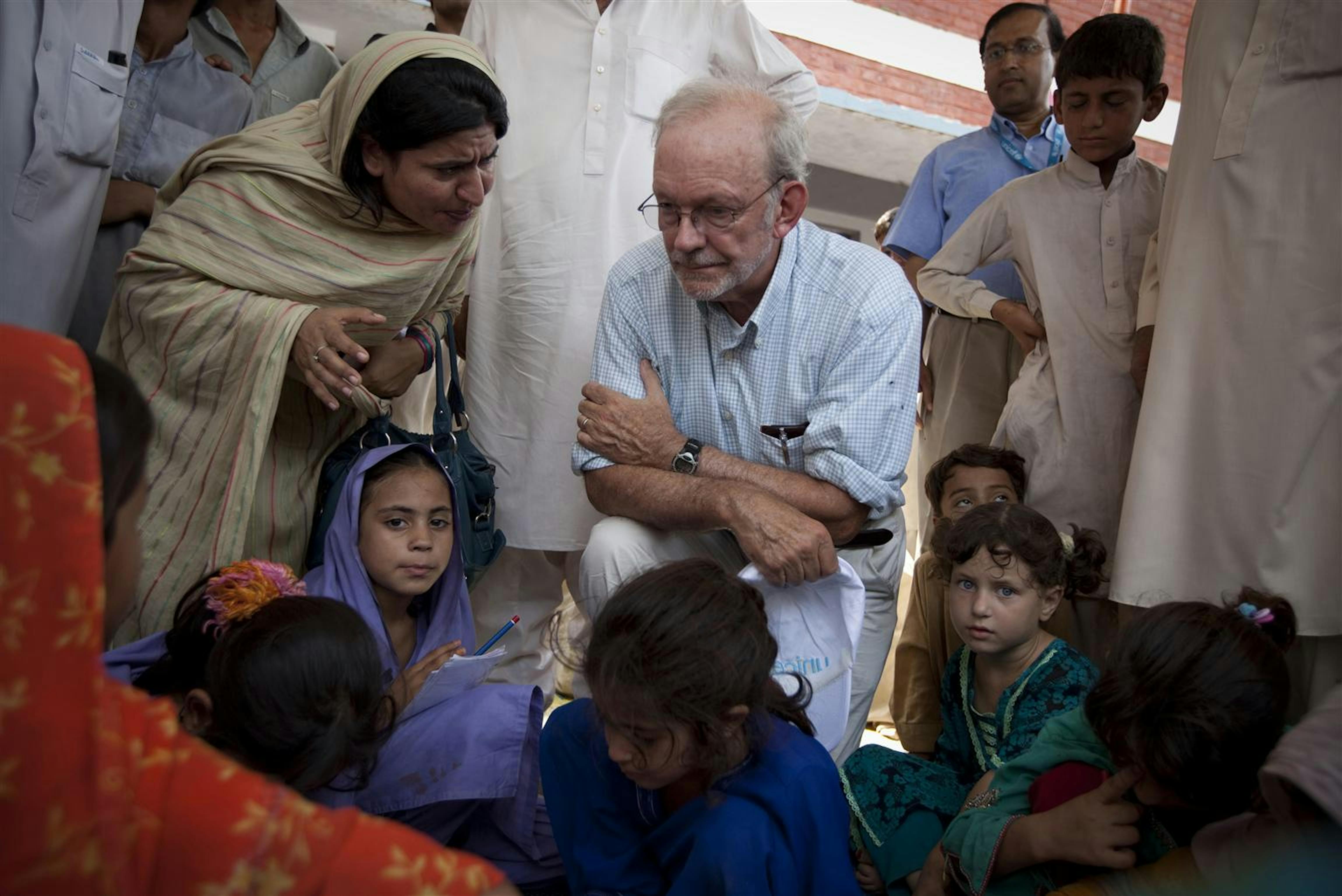 Il direttore UNICEF Anthony Lake incontra gli sfollati in una scuola del distretto di Charsadda, nel Pakistan settentrionale - ©UNICEF/NYHQ2010-1645/M.Ramoneda