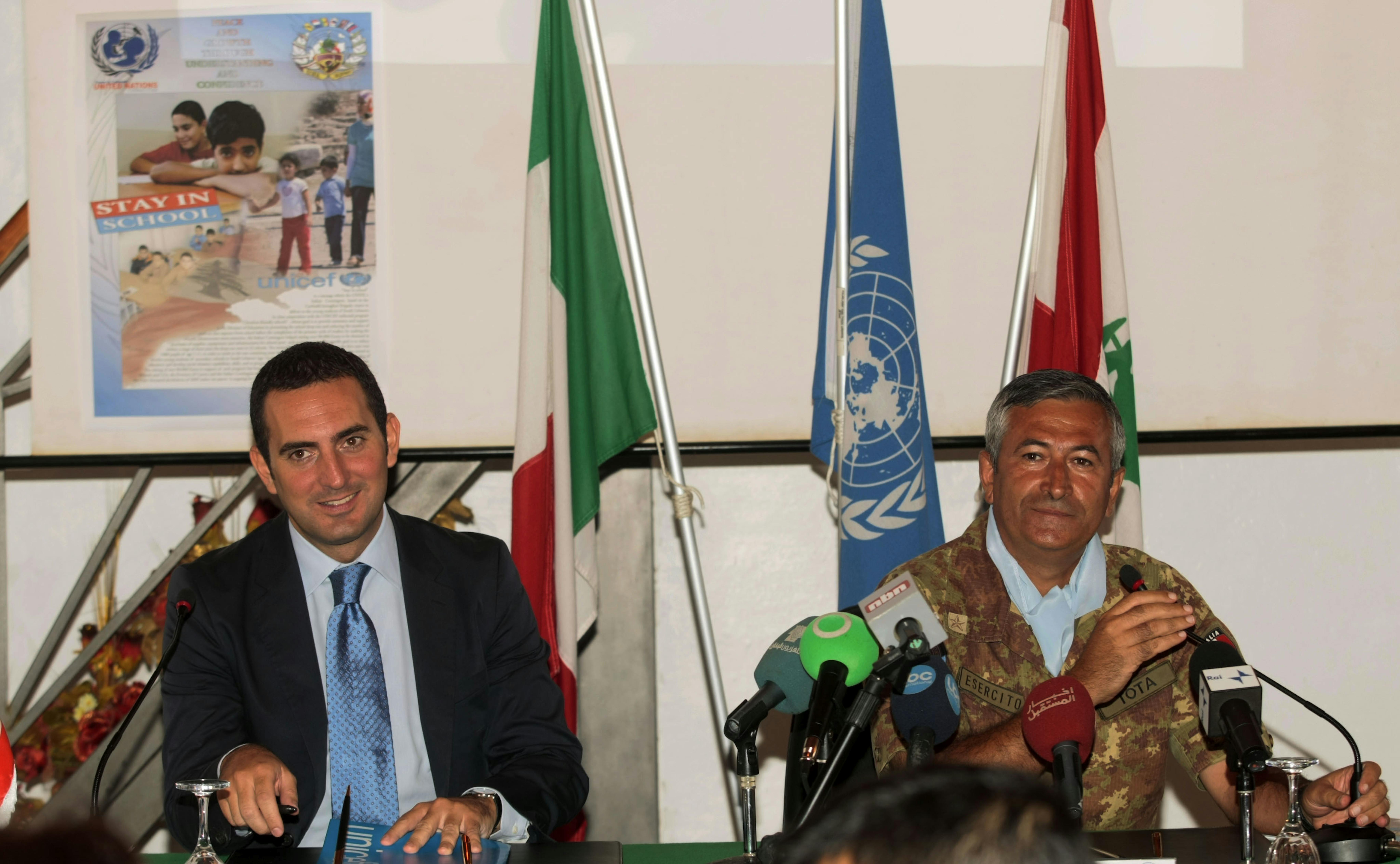 Il Presidente dell'UNICEF Vincenzo Spadafora durante la conferenza stampa presso la base del comando UNIFIL (Shama, Libano). Accanto il Generale Giuseppe Nicola Tota