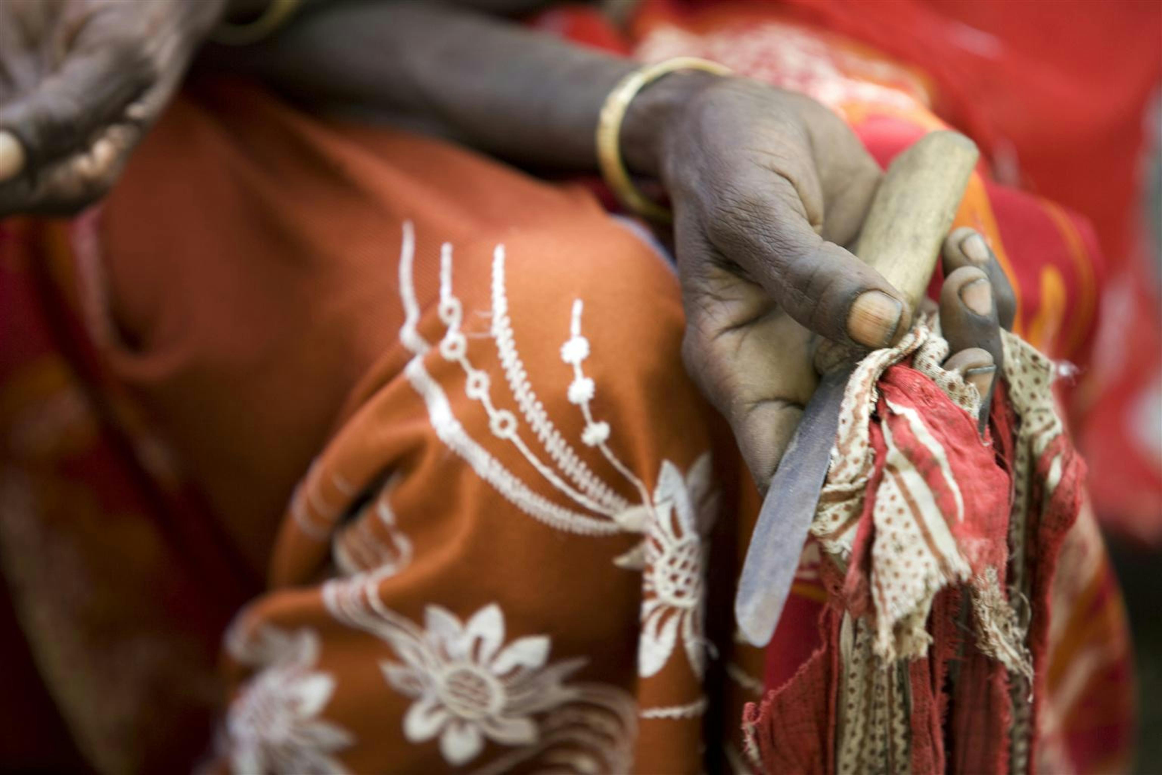 Una donna che ha deciso di abbandonare la pratica delle mutilazioni genitali mostra gli arnesi del suo mestiere durante un incontro nel villaggio di Kabele, in Etiopia -  ©UNICEF/NYHQ2009-2263/K.Holt