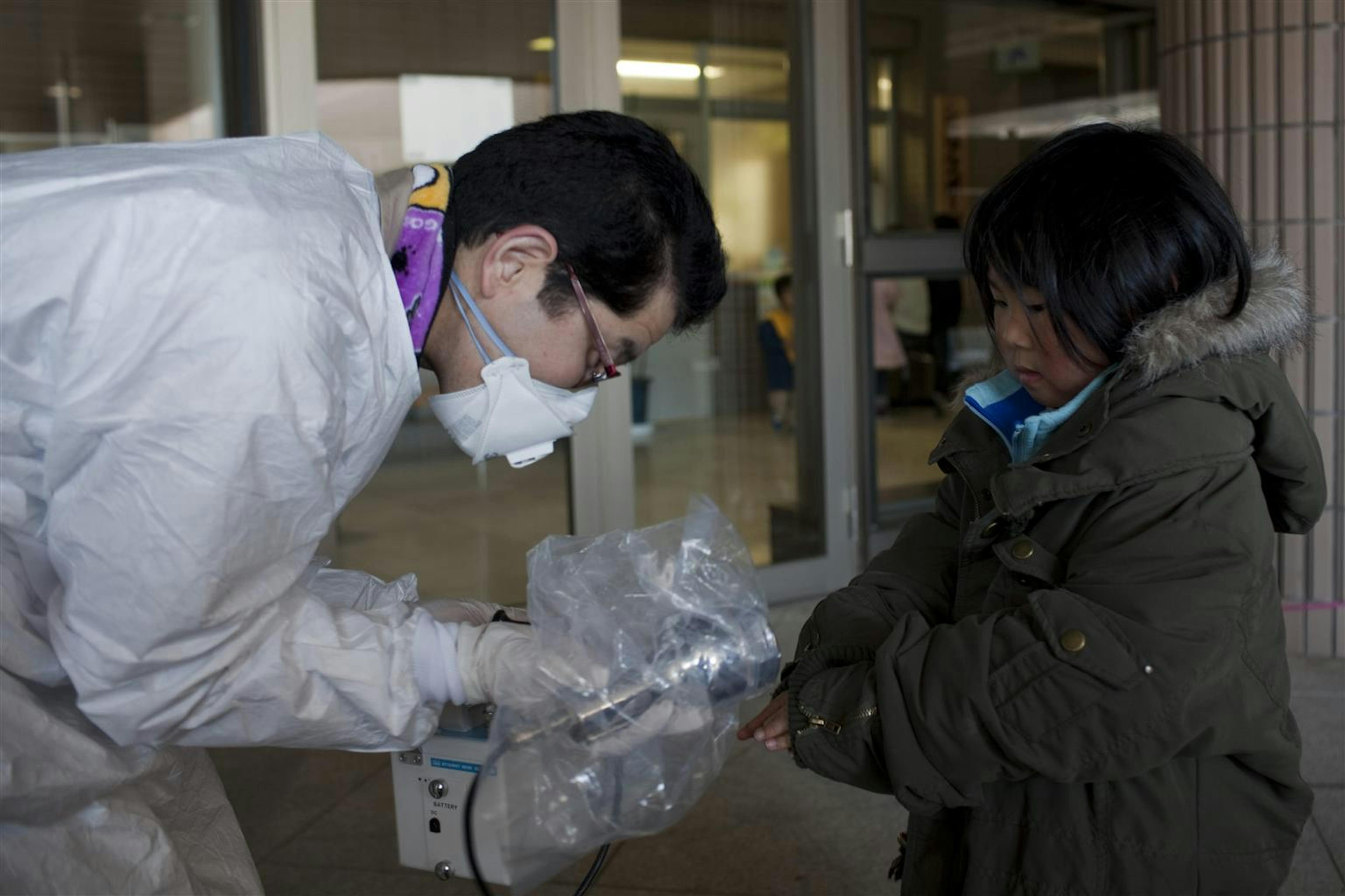 Test di radioattività prima dell'evacuazione per una bambina che abita nei dintorni delle centrali nucleari di Fukushima (Giappone) - ©UNICEF/NYHQ2011-0433/Adam Dean