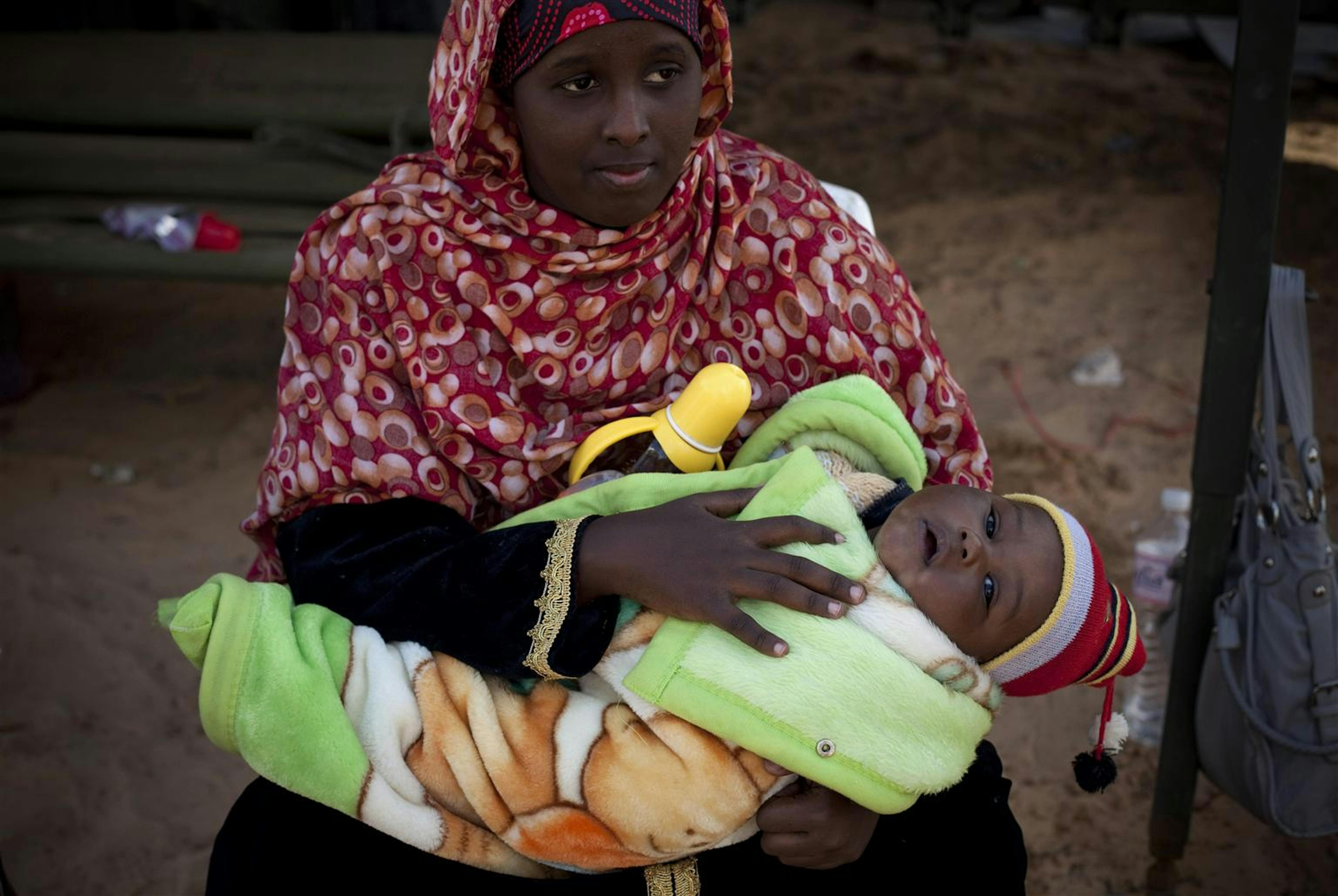 Una donna di nazionalità somala con il suo bambino nel campo profughi di Ras Jedir, al confine tra Tunisia e Libia - ©UNICEF/NYHQ2011-0347/M.Ramoneda