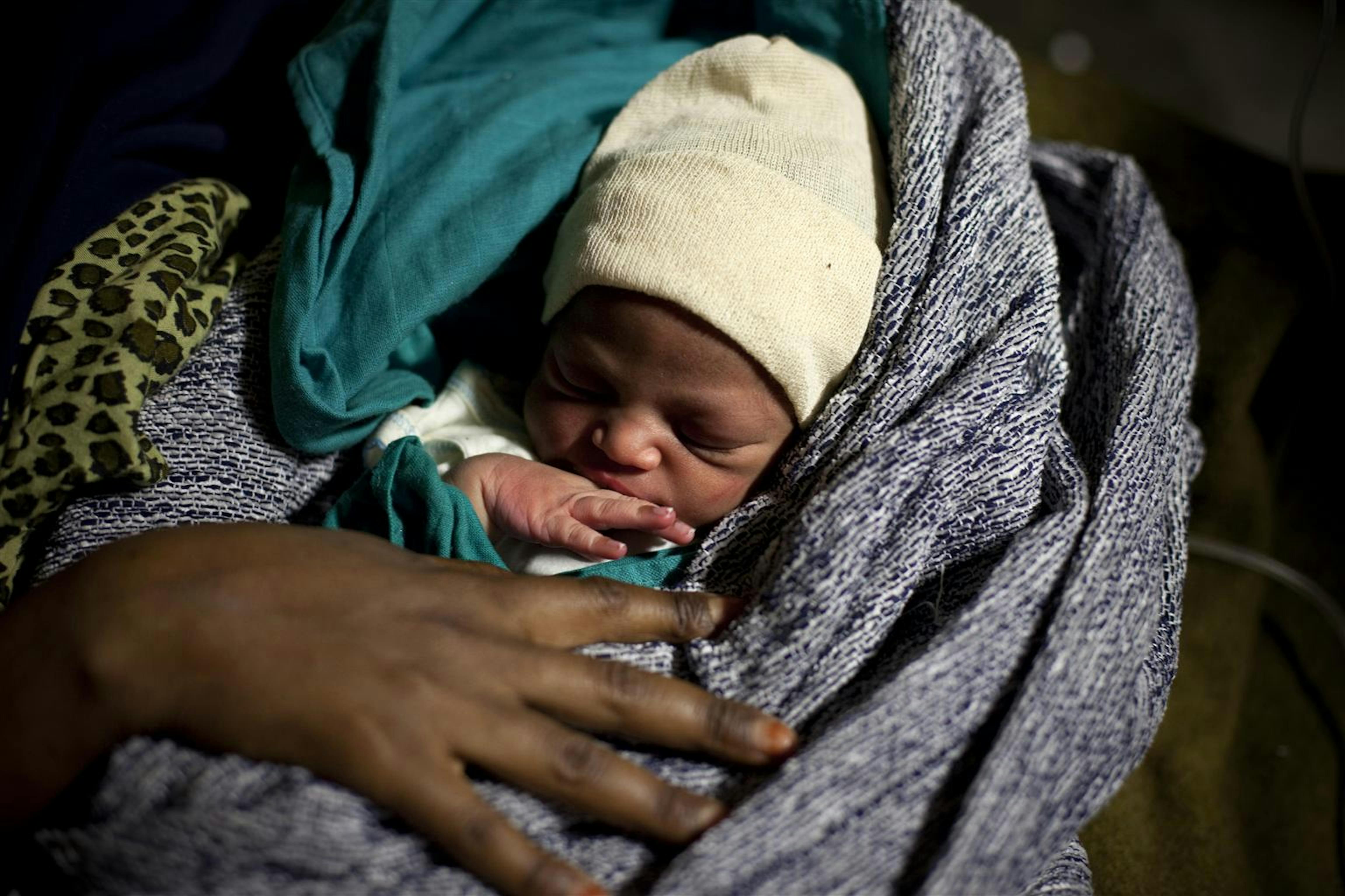 Meriama, figlia di un'immigrata somala in fuga dalla Libia è nata da poche ore nel campo profughi al confine tra Tunisia e Libia - ©UNICEF/NYHQ2011-0481/M.Ramoneda