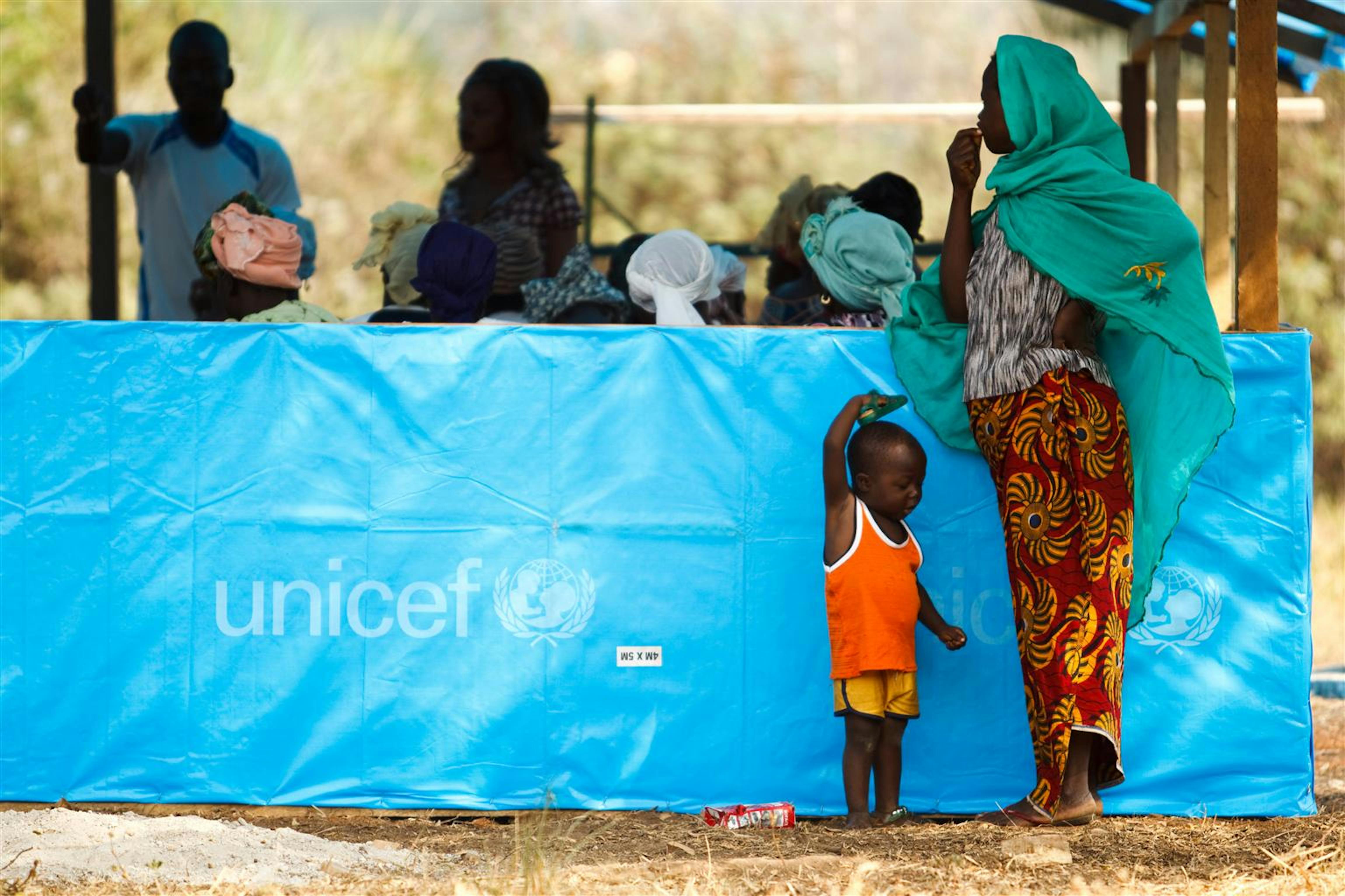 Una donna con bambino ospite di un centro per sfollati nella città di Man (Costa d'Avorio) - ©UNICEF/NYHQ2011-0146/O.Asselin 