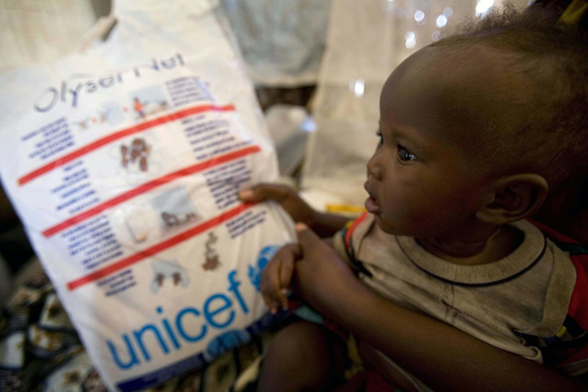 Réponse, 7 mesi, riceve una zanzariera UNICEF in un campo profughi a Kibati, nella Repubblica Democratica del Congo sconvolta dalla guerra civile - ©UNICEF/NYHQ2008-1232/K.Holt