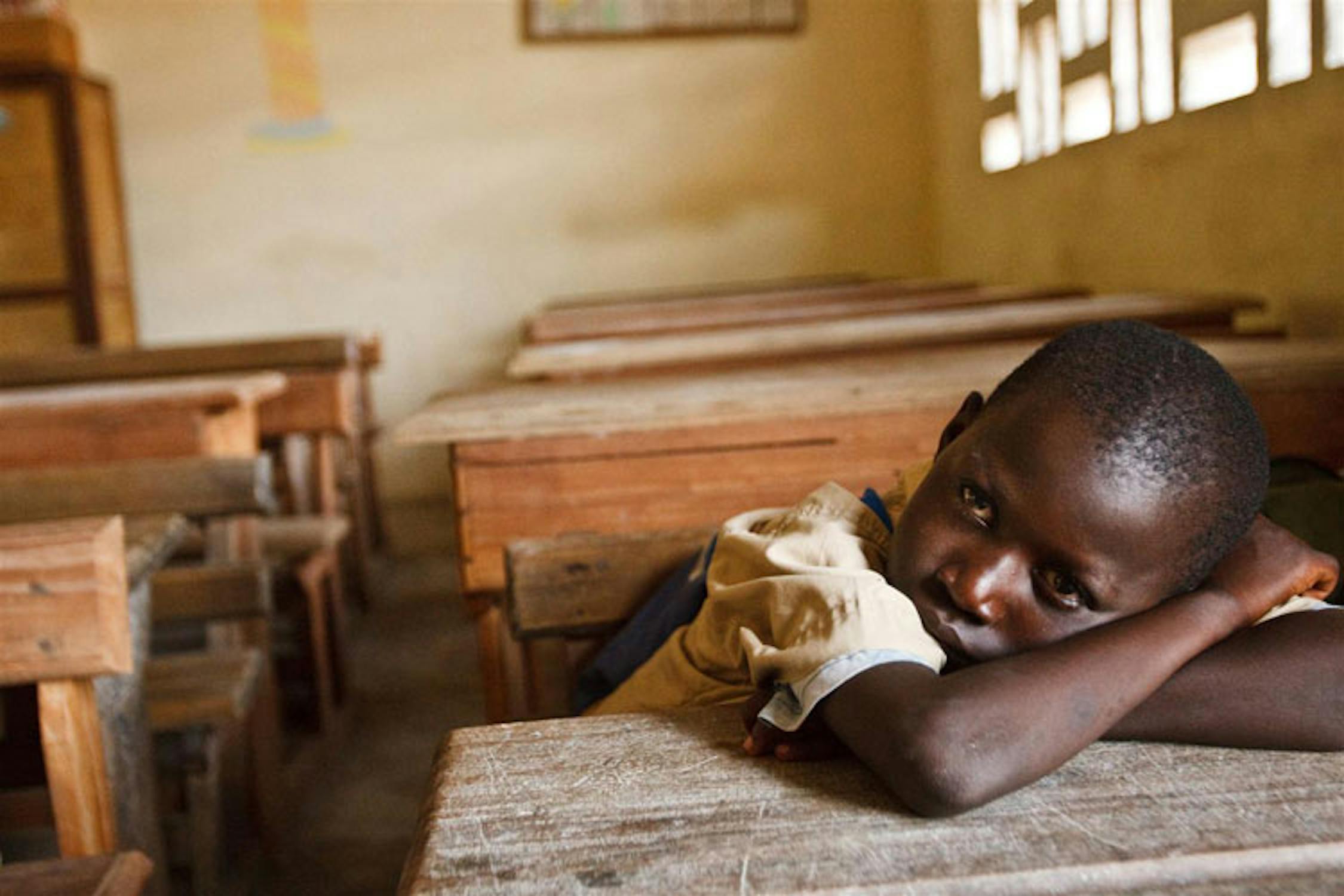 Un alunno della scula elmentare di Treichville, nei dintorni di Abidjan, attende l'arrivo dell'insegnante - ©UNICEF/NYHQ2011-0540/Asselin