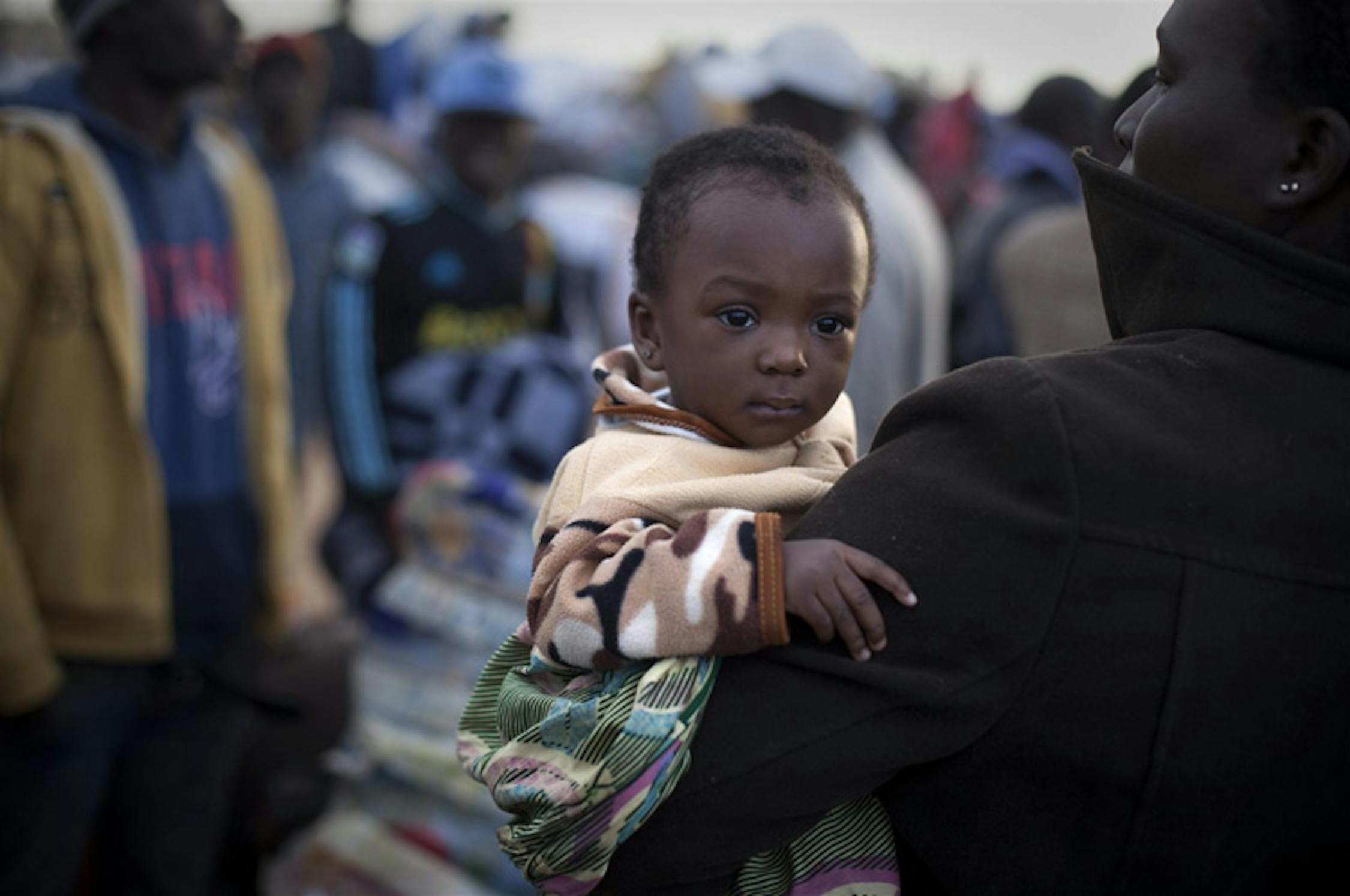 Nadia, 10 mesi, insieme alla sua mamma: fuggite dalla Libia, si trovano in un campo profughi in Tunisia in attesa di essere rimpatriate in Ghana, loro paese di origine - ©UNICEF/NYHQ2011-0505/Ramoneda