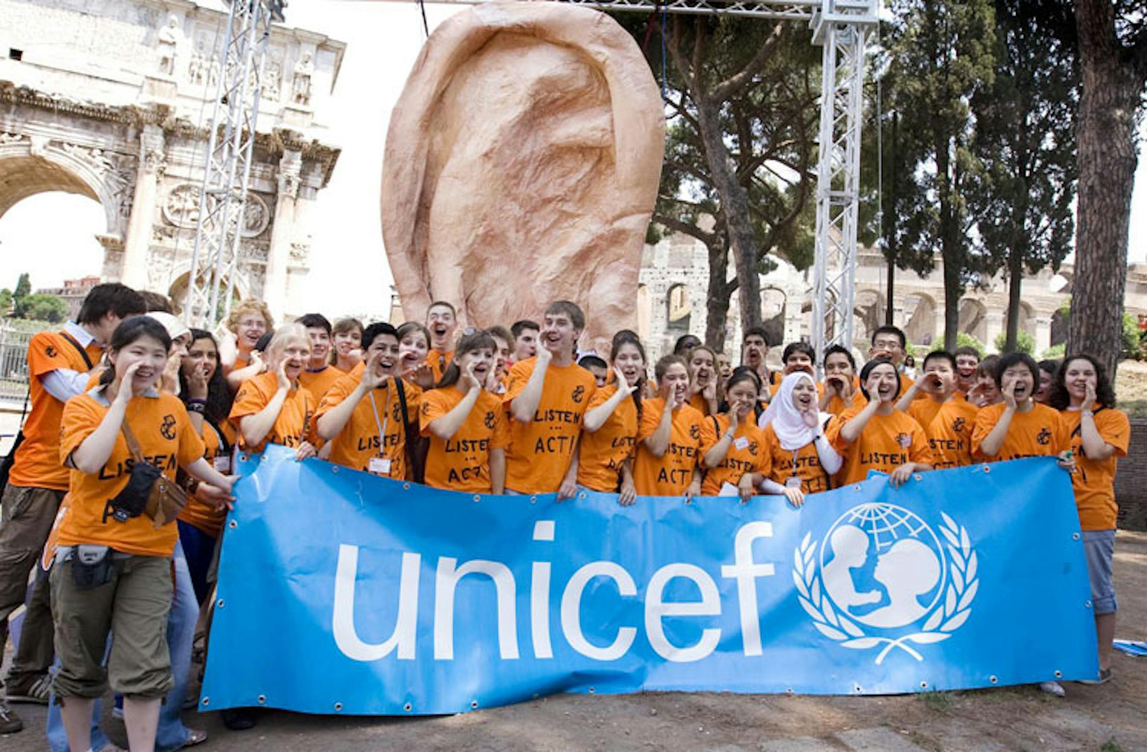 Giovanissimi attivisti dell'UNICEF a una manifestazione a Roma in occasione del G8 2009 ospitato dall'Italia - ©UNICEF/NYHQ2009-0961/Caleo