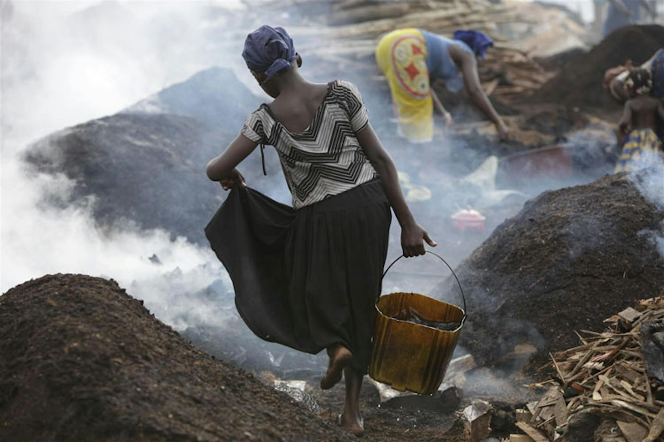 Questa bambina di San Pedro (Costa d'Avorio) ha 11 anni: dovrebbe essere a scuola, ma come altre sue coetanee lavora nella produzione di carbone da legna - ©UNICEF/NYHQ2010-2490/M.Kamber