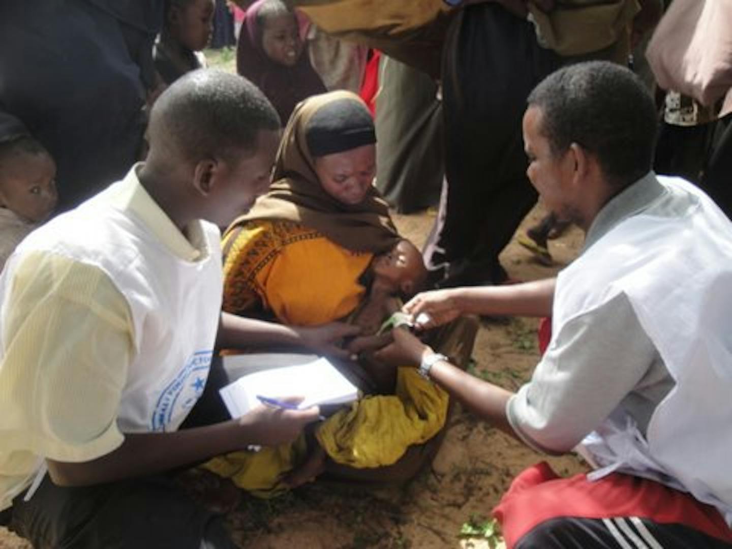 Un team medico mobile dell'ONG somala Soyda, partner dell'UNICEF, cura i bambini malnutriti del campo per sfollati di Alla-Yasir, nella regione del basso Shabelle - ©Soyda/2011
