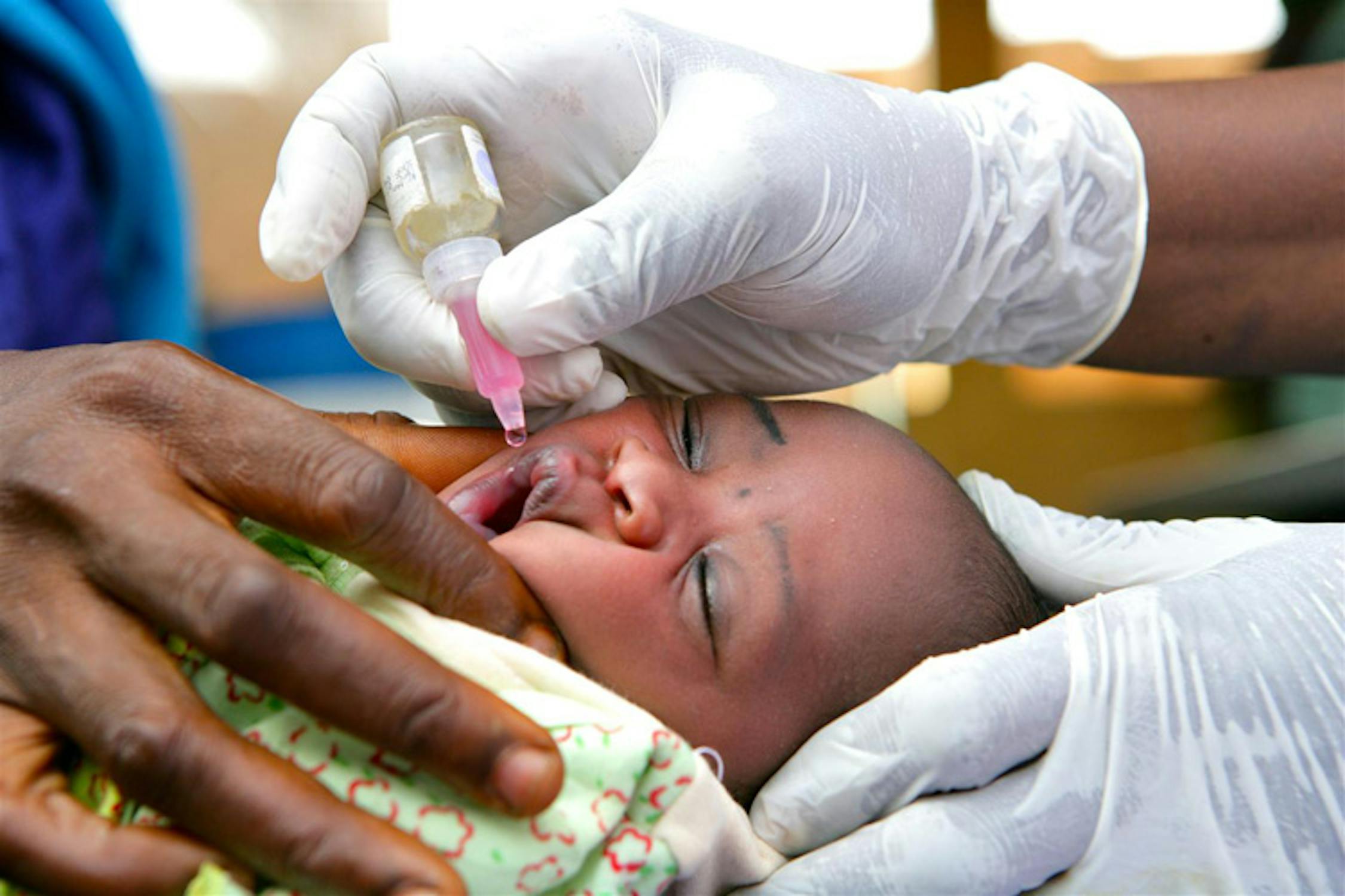 Un neonato riceve una dose di vaccino antipolio nel Centro nutrizionale di Maradi (Niger), finanziato dall'UNICEF - ©UNICEF NYHQ/2010-3047/G.Pirozzi