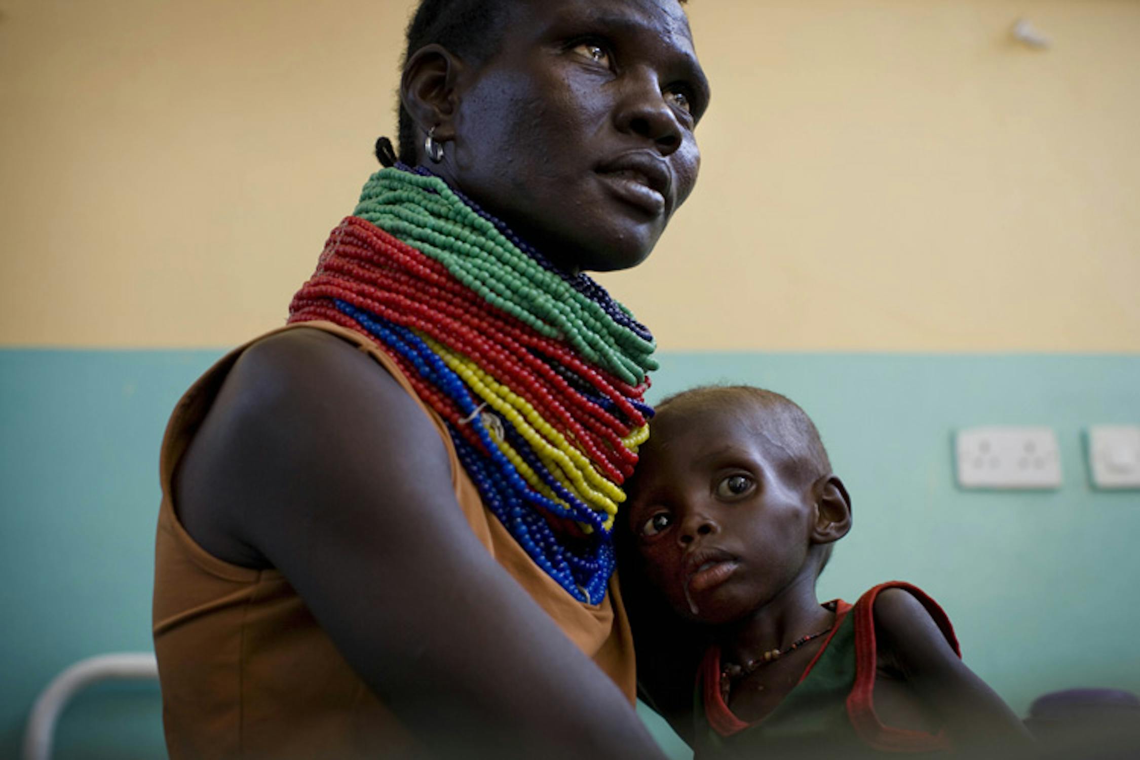 Il piccolo Arot, gravemente malnutrito, tra le braccia della mamma: è riuscito ad arrivare, dalla Somalia, nell'ospedale di Lodwar (Kenya) - ©UNICEF/NYHQ2011-1172/K.Holt