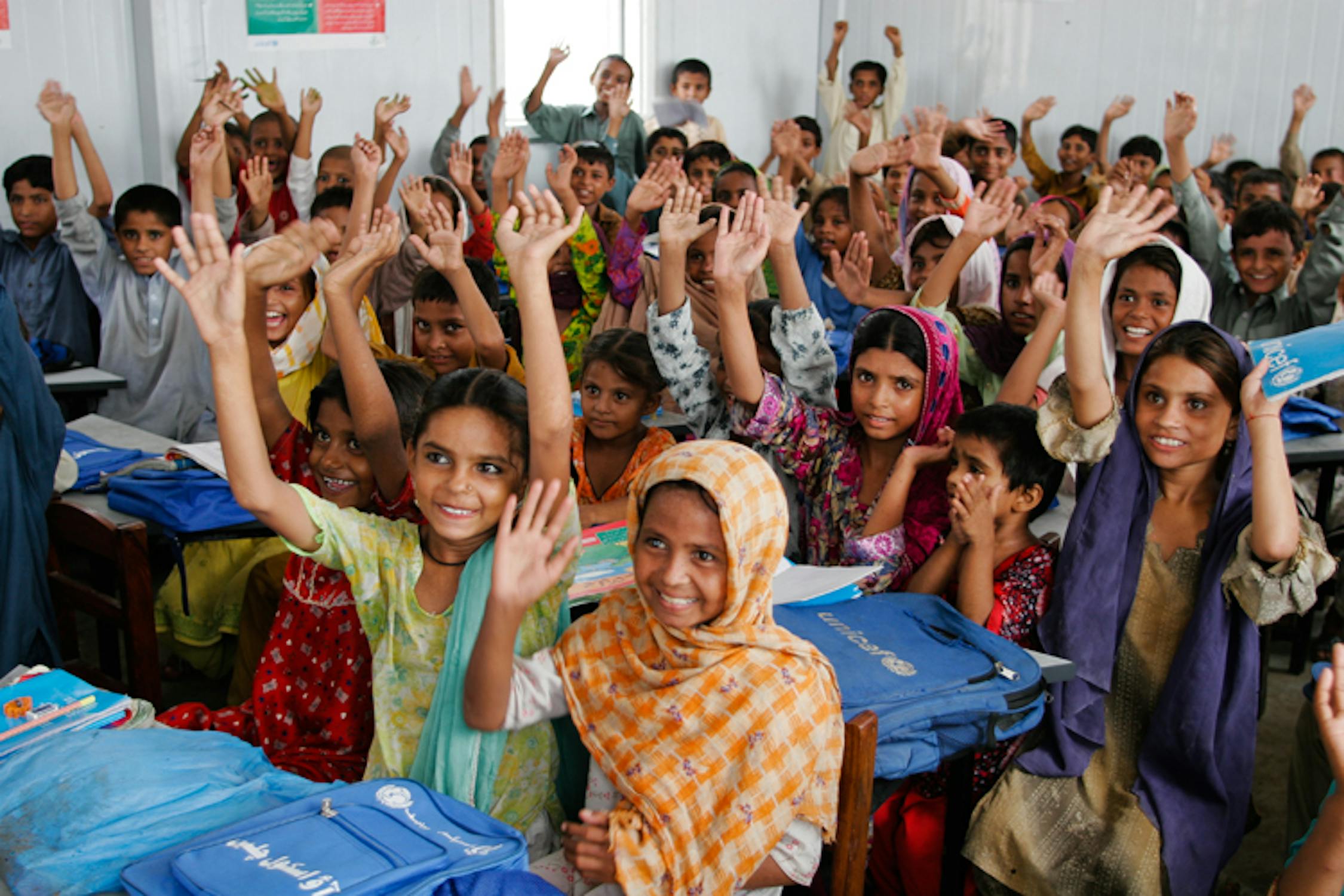 Una delle centinaia di scuole temporanee costruite dall'UNICEF in Pakistan a seguito dell'emergenza: siamo a Mullan Wala, nella provincia del Punjab - ©UNICEF Pakistan/2011/Kristen Elsby/MG4222
