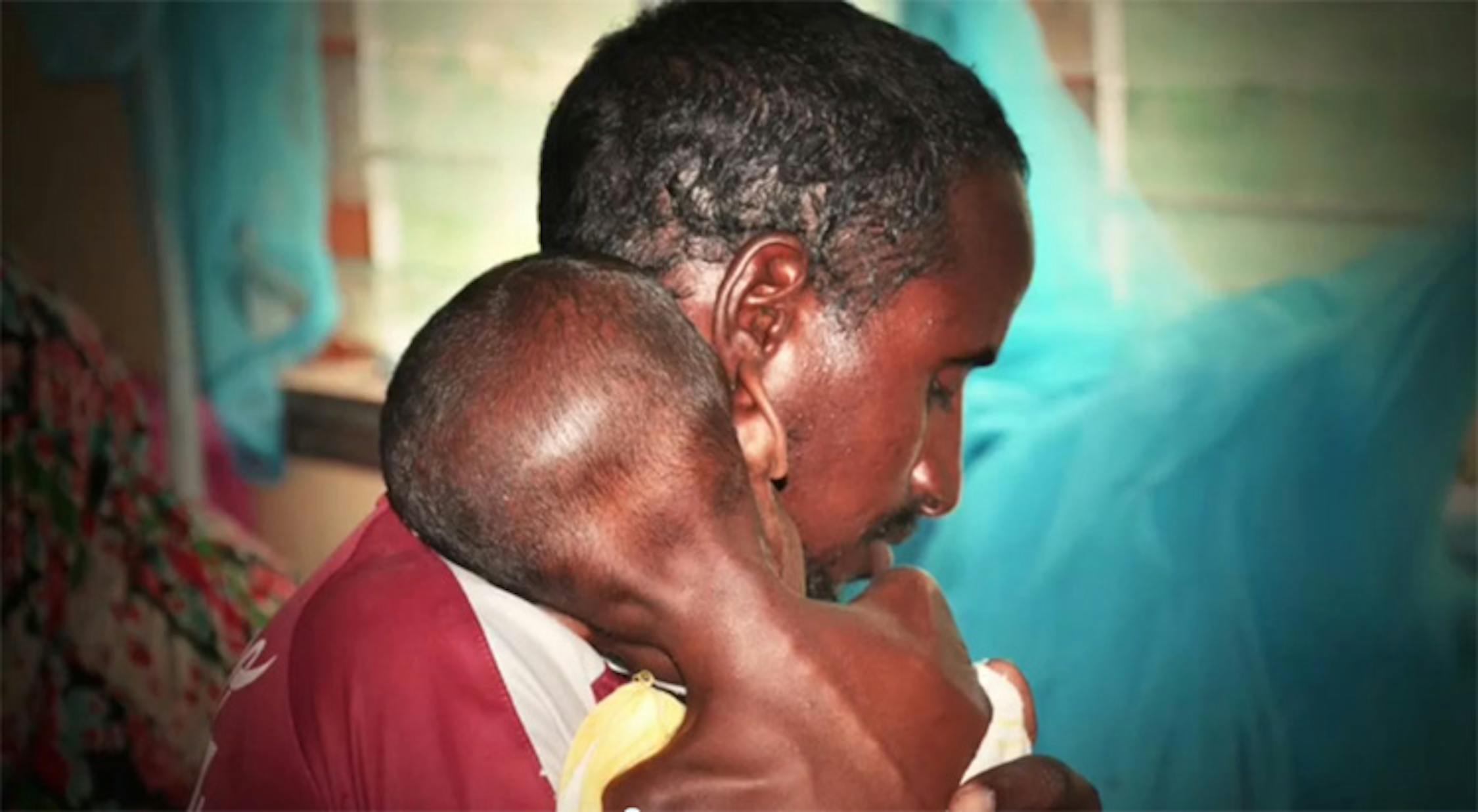 Padre e bambino in un Centro nutrizionale sostenuto dall'UNICEF: il piccolo, Aden, uscirà dalla struttura in buona salute - ©UNICEF Video/2011