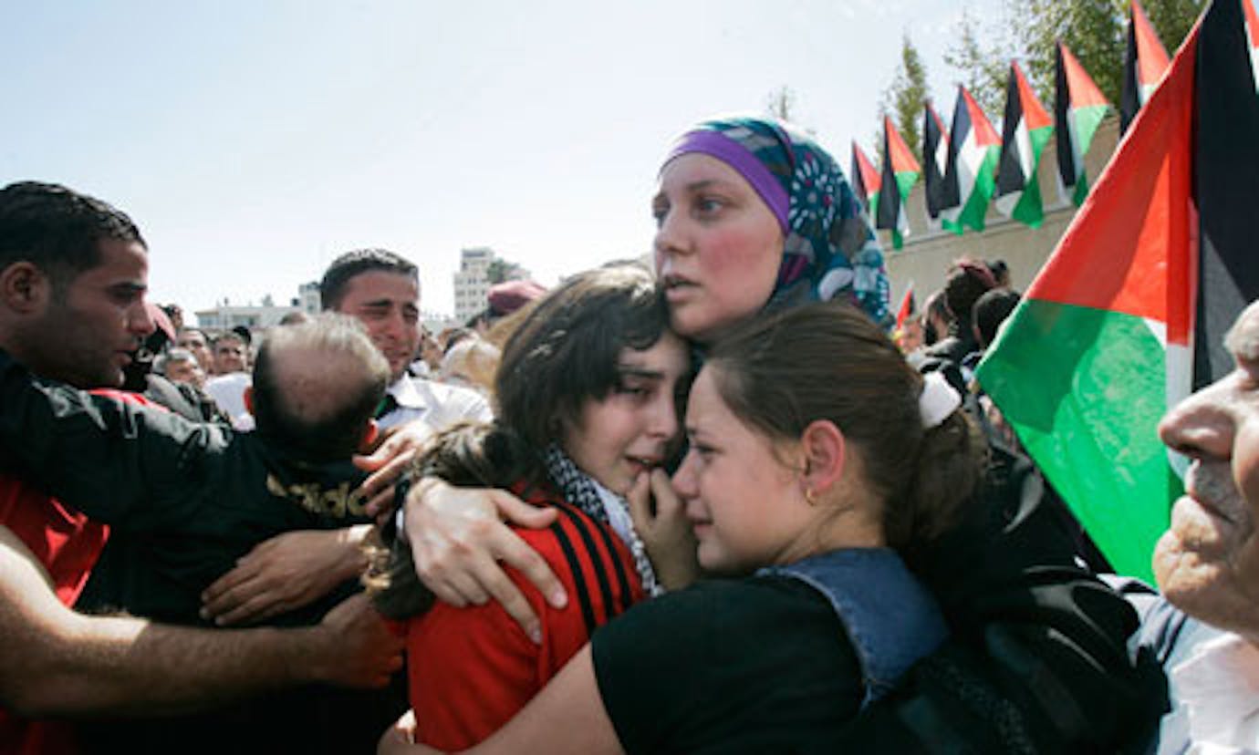 Una donna appena liberata dalle carceri israeliane riabbraccia i suoi figli - ©Guardian/2011