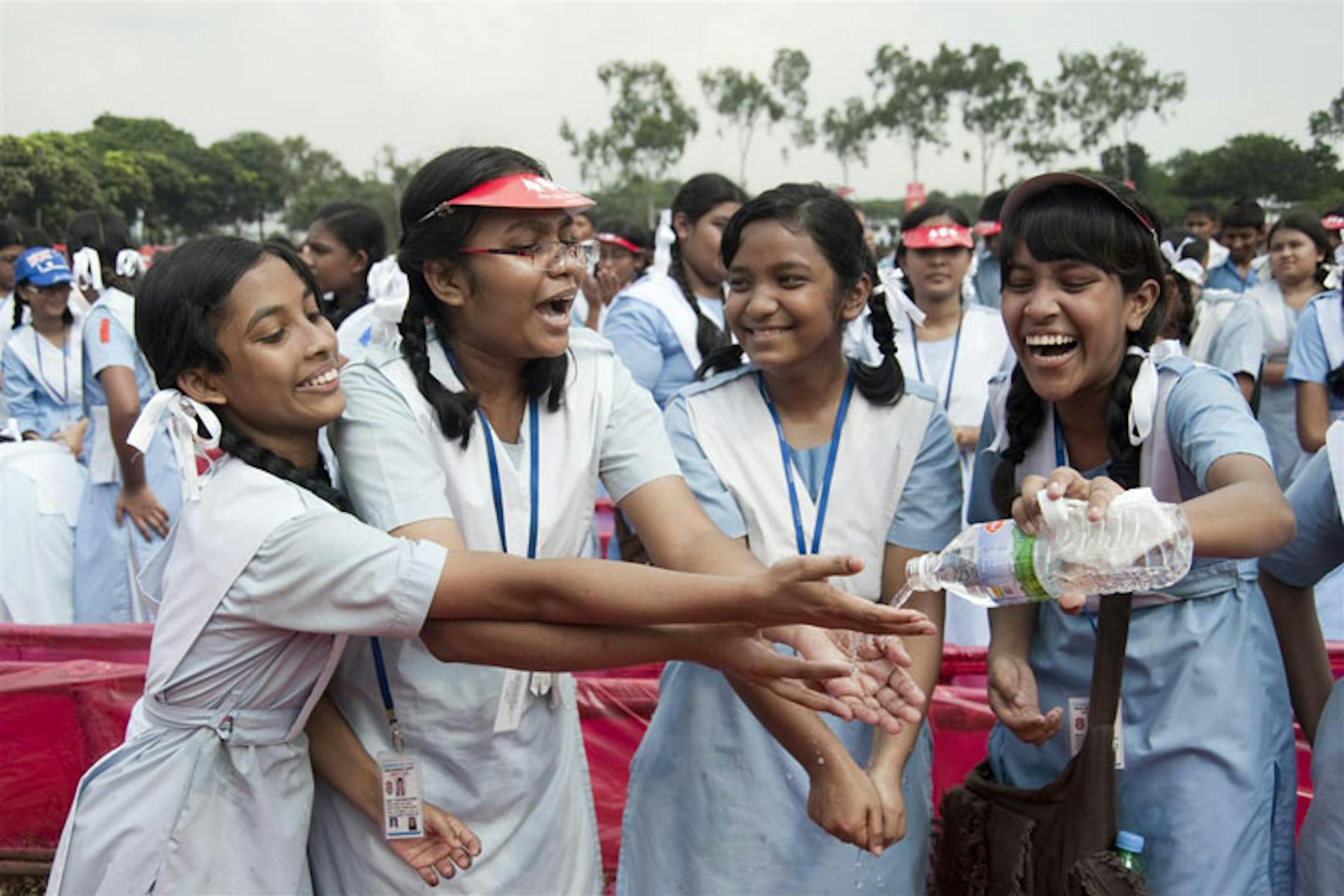 Studentesse di Dacca, capitale del  Bangladesh, durante una manifestazione scolastica per la Giornata sulla pulizia delle mani 2010 - ©UNICEF/BANA2010-1046/Mojumder