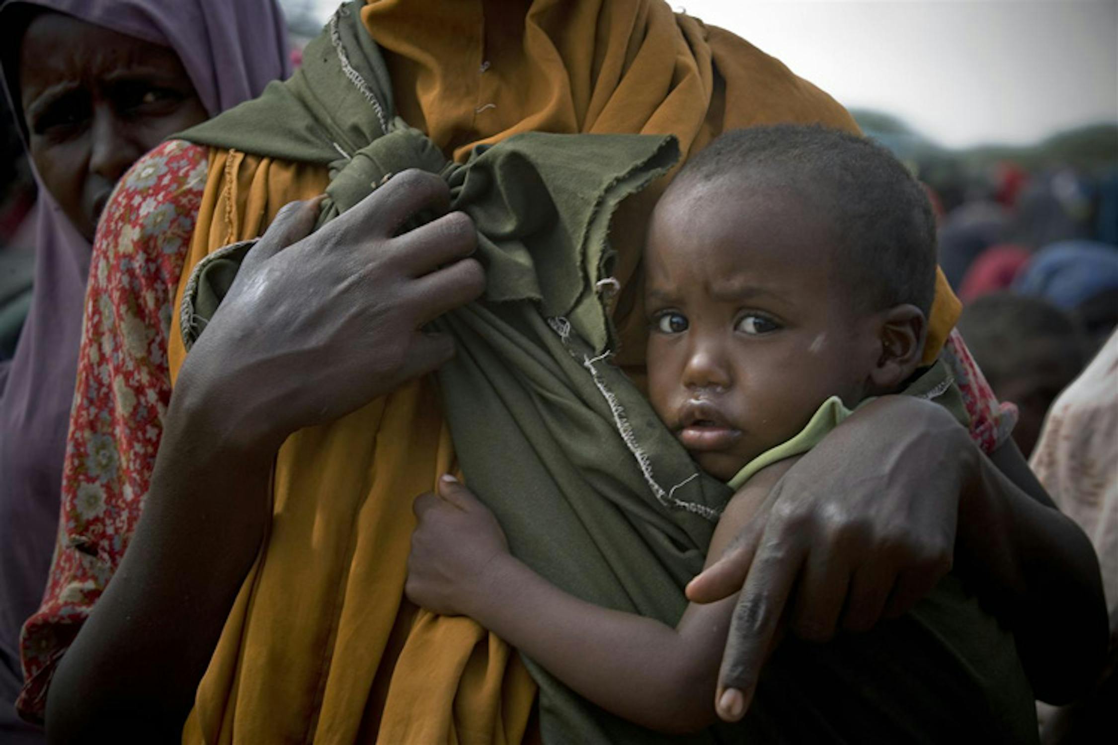 Madre e bambino nel campo per sfollati di Badbado, uno dei più grandi nell'area di Mogadiscio, capitale della Somalia - ©UNICEF/NYHQ2011-1181/K.Holt