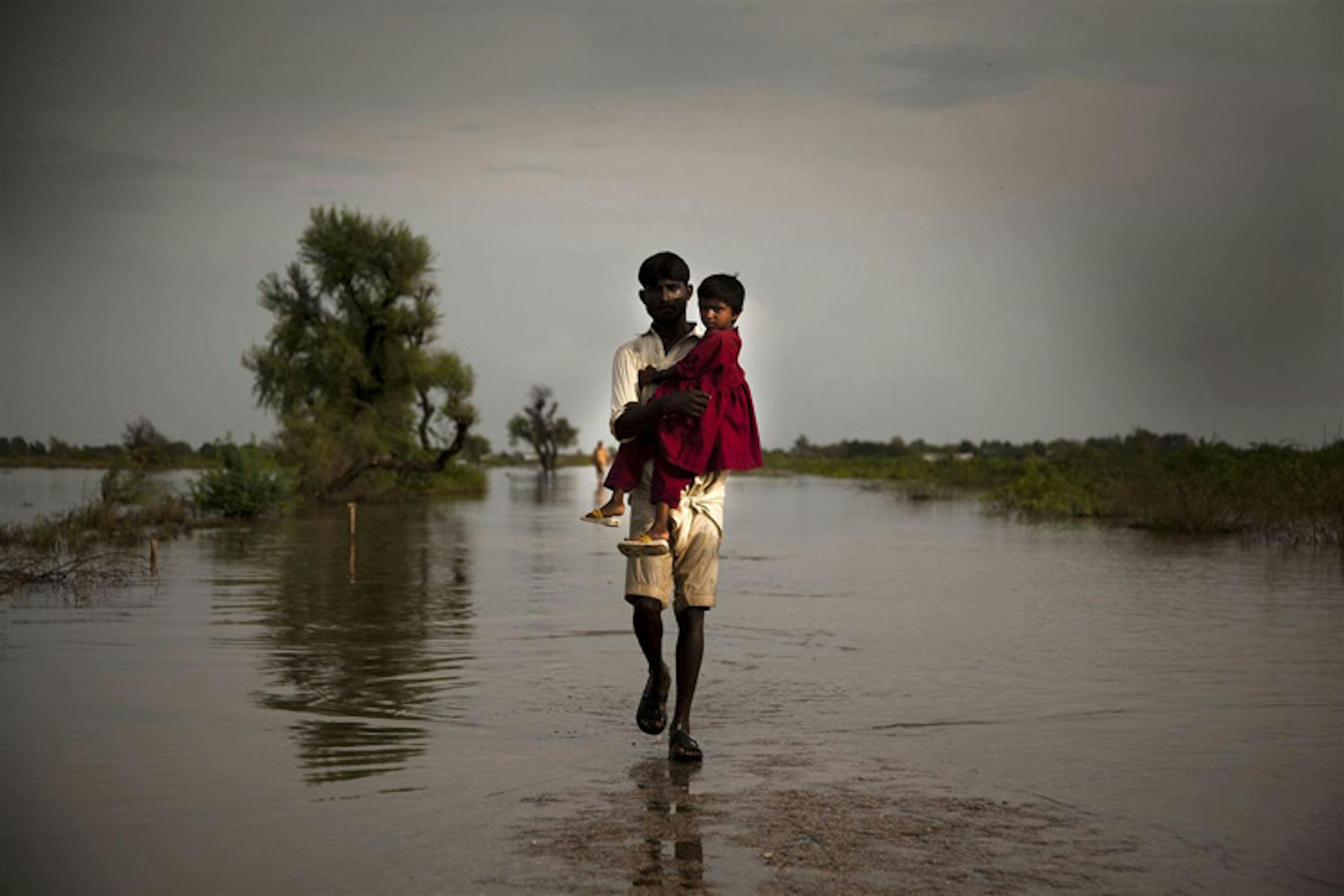 Padre e figlia a Digri, provincia del Sindh (Pakistan) devastata dalle alluvioni di fine settembre 2011 -  ©UNICEF/NYHQ2011-1389/K.Page