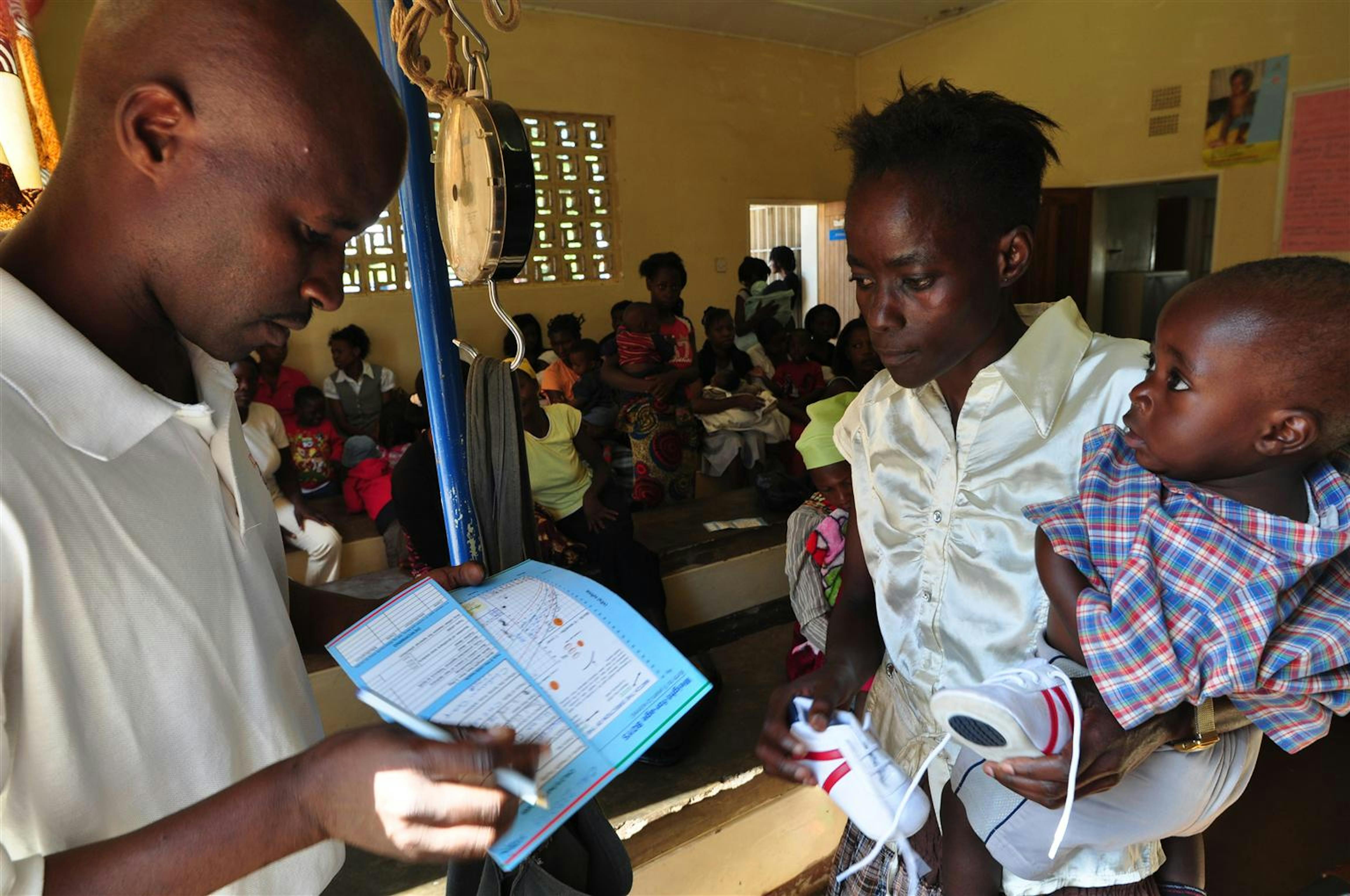 Zambia. Un operatore sanitario esamina le condizioni del piccolo Mwitwa, di 14 mesi. La mamma è sieropositiva e anche il bambino è a rischio - ©UNICEF/NYHQ2010-0849/Nesbitt