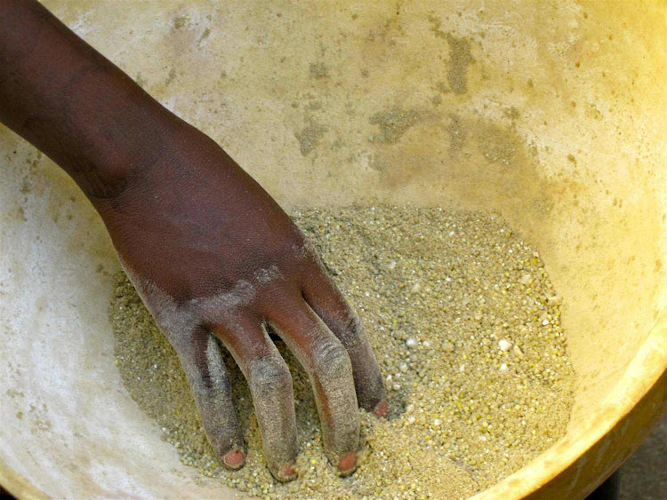 La mano di un bambino in una ciotola di miglio macinato a Kirkissoye, quartiere povero di Niamey, capitale del Niger - ©NYHQ2011-0903/Romaric Onadja