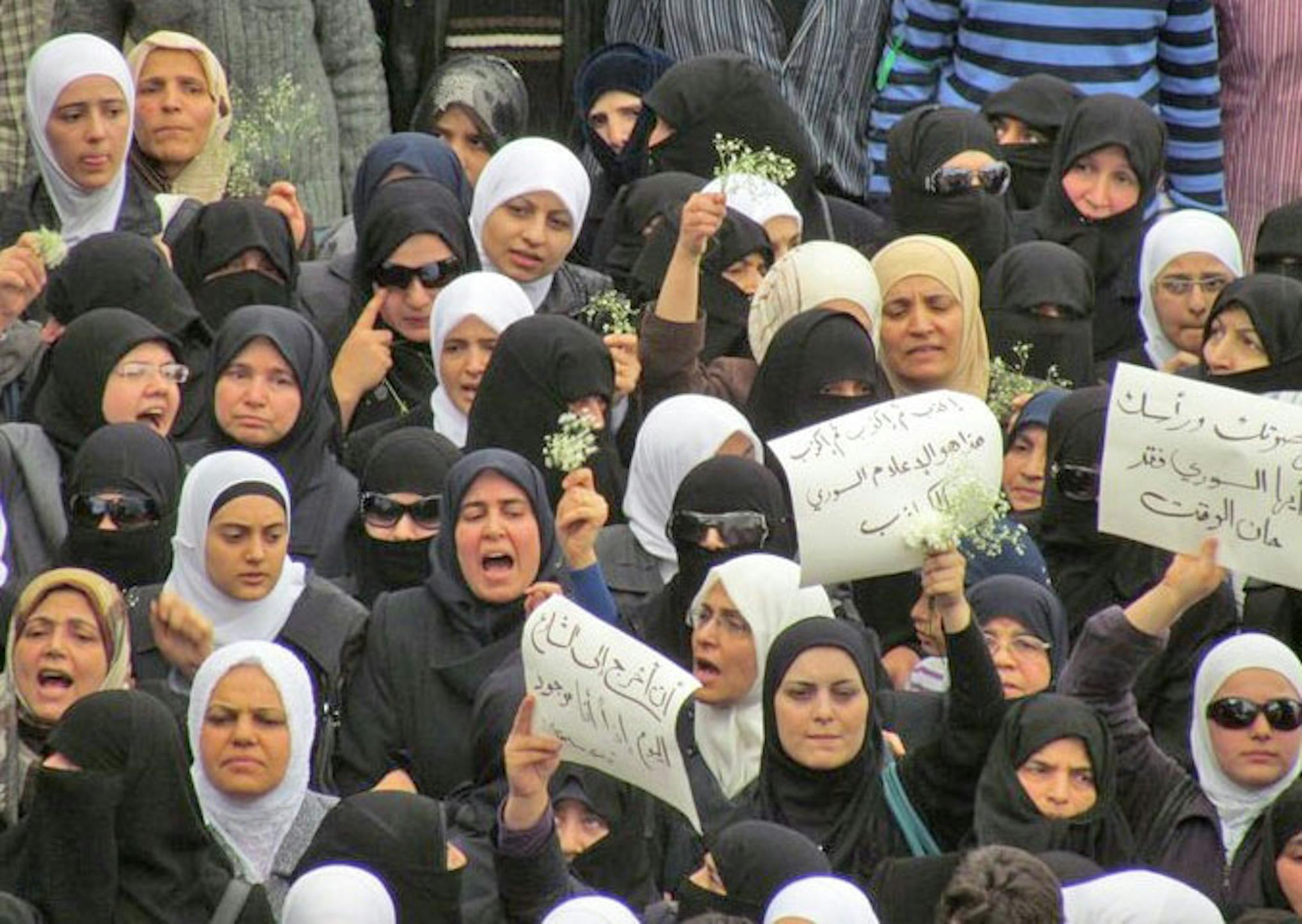 Donne siriane durante una manifestazione di protesta contro il regime di Bashar Assad - ©UN News/2011