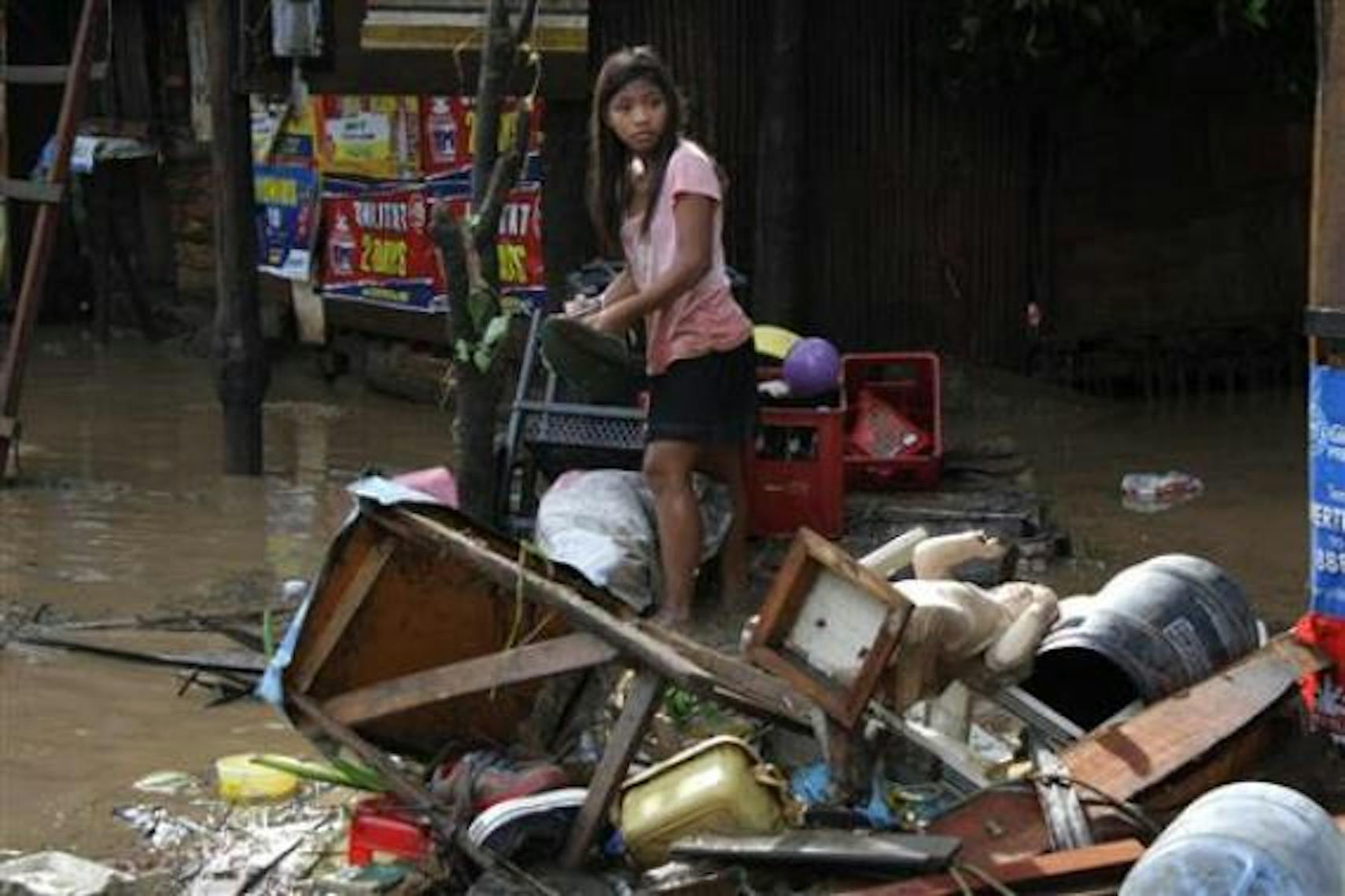 Una bambina tra le macerie della sua abitazione nell'isola di Mindanao - ©Reuters/Stringer