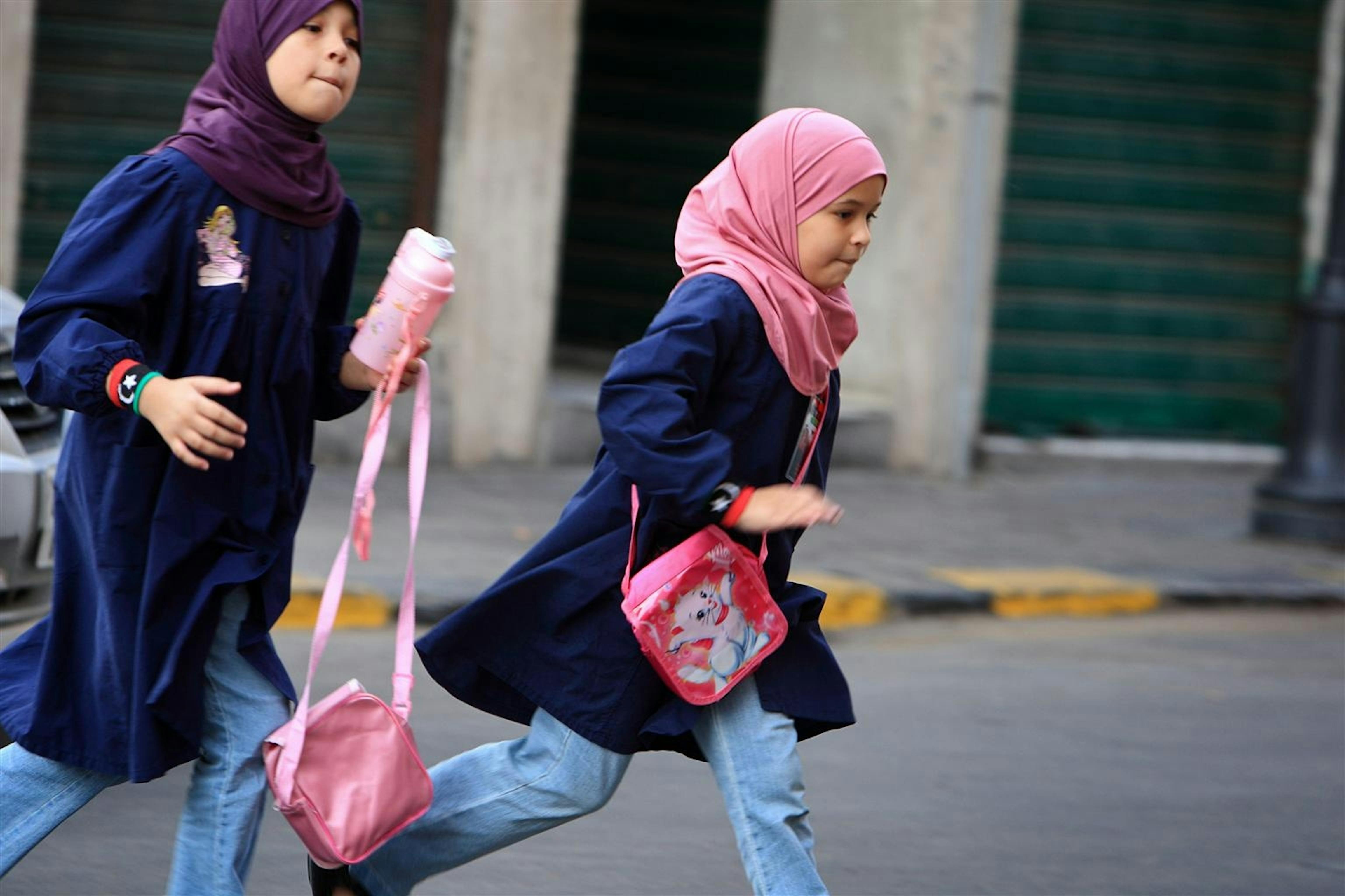 Bambine che arrivano alla scuola primaria Seida Hafsa di Tripoli, la capitale.