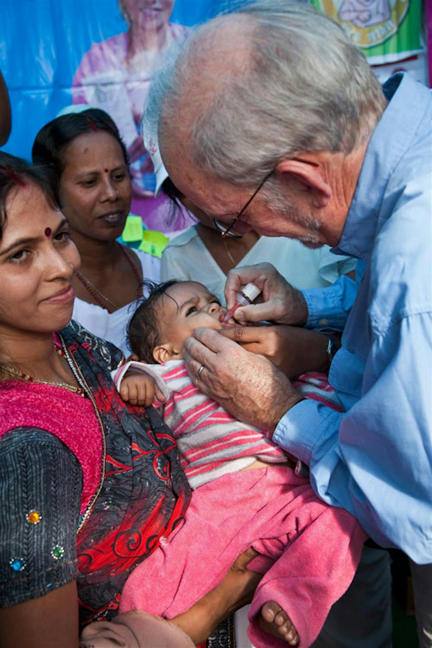 Vaccinazione antipolio nel villaggio di Rapnur Ratnakar: a effettuarla è il Direttore dell'UNICEF, Anthony Lake, durante una recente visita in India - ©UNICEF/NYHQ2010-2552/Crouch