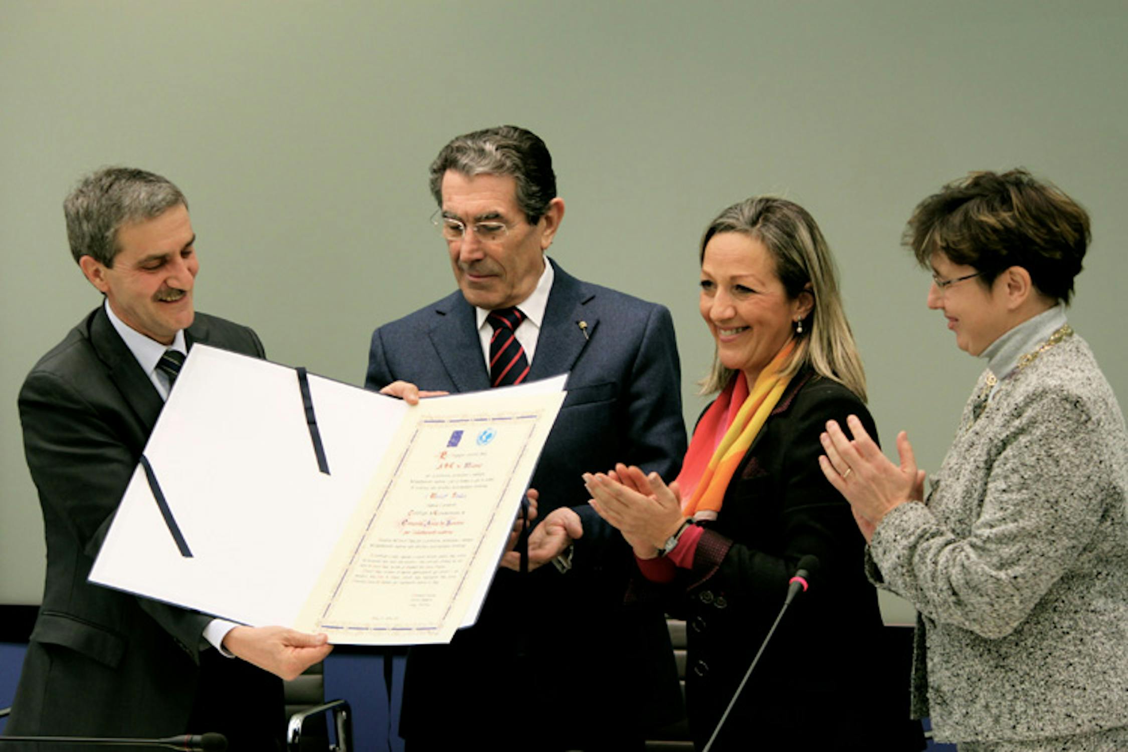 Da sin.: Walter Locatelli (ASL di Milano), Luciano Bresciani (Regione Lombardia), Paola Bianchi (UNICEF Italia), M. Enrica Bettinelli (task force UNICEF-ASL Milano) - ©UNICEF Italia/2012