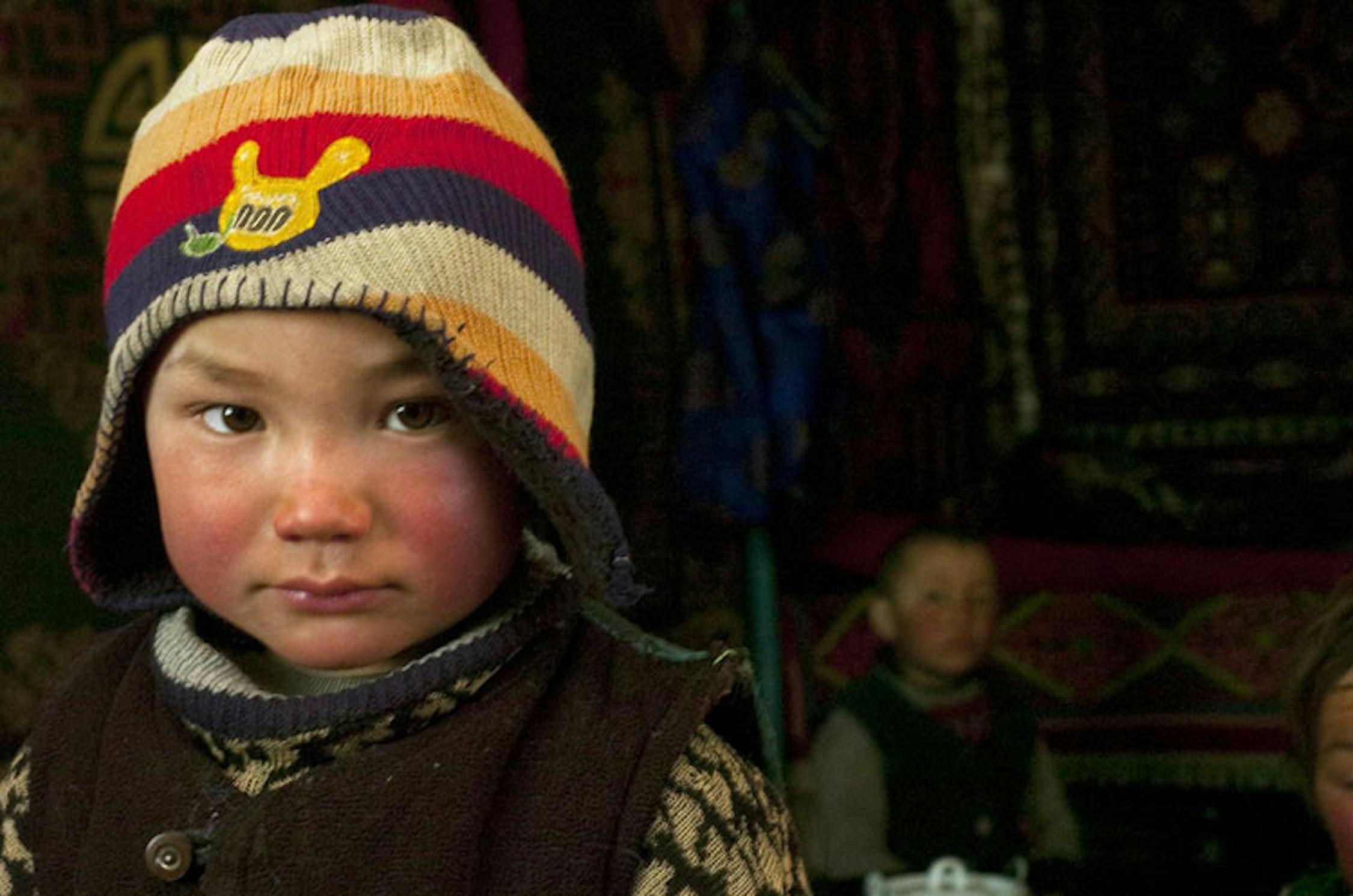 Uralbai (5 anni), appartiene a una famiglia di pastori del distretto di Bulgan, in Mongolia. Quasi sempre il suo pasto serale consiste in una tazzà di te con una fetta di pane -  ©UNICEF/NYHQ2010-0442/Cullen