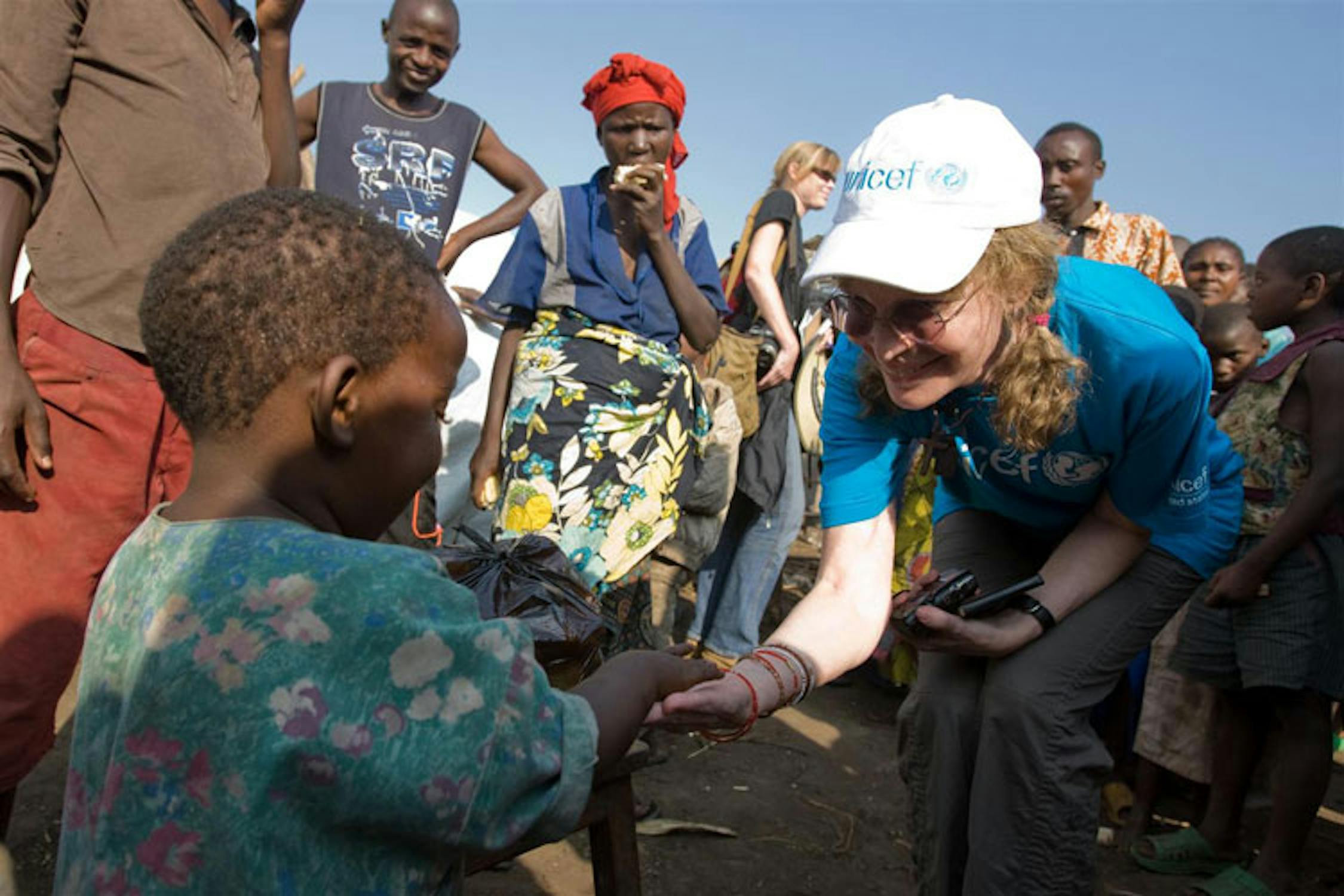 Mia Farrow durante una precedente missione con l'UNICEF nella regione del Kivu (Repubblica Democratica del Congo) - ©UNICEF/NYHQ2008-1255/Asselin